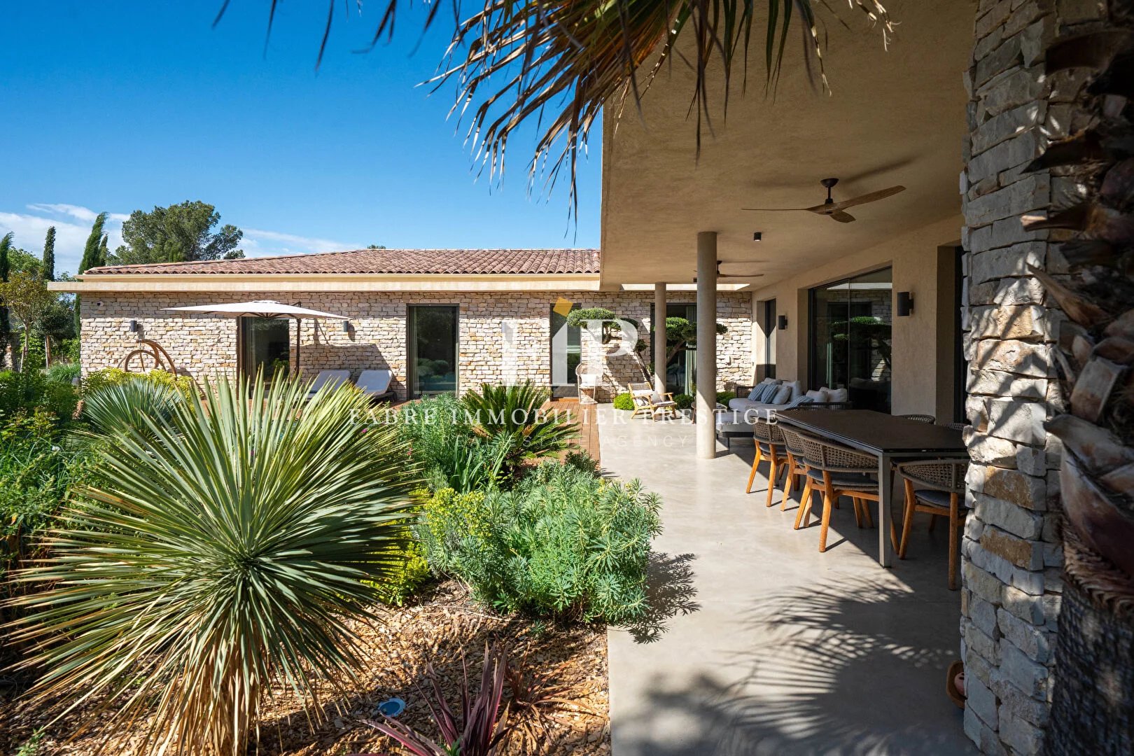 Maison contemporaine de 230m2 environ récente à 10min du centre d' Aix-en-Provence (sud/ouest)