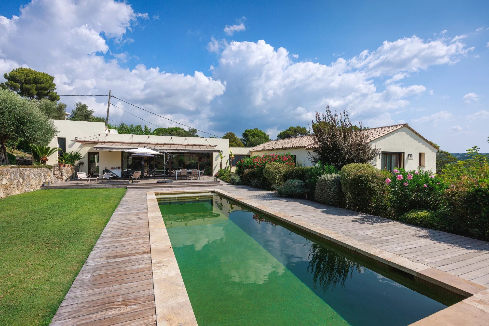 MOUGINS - Élegante bastide renovée de 1887  – Quartier résidentiel au calme à proximité des commerces