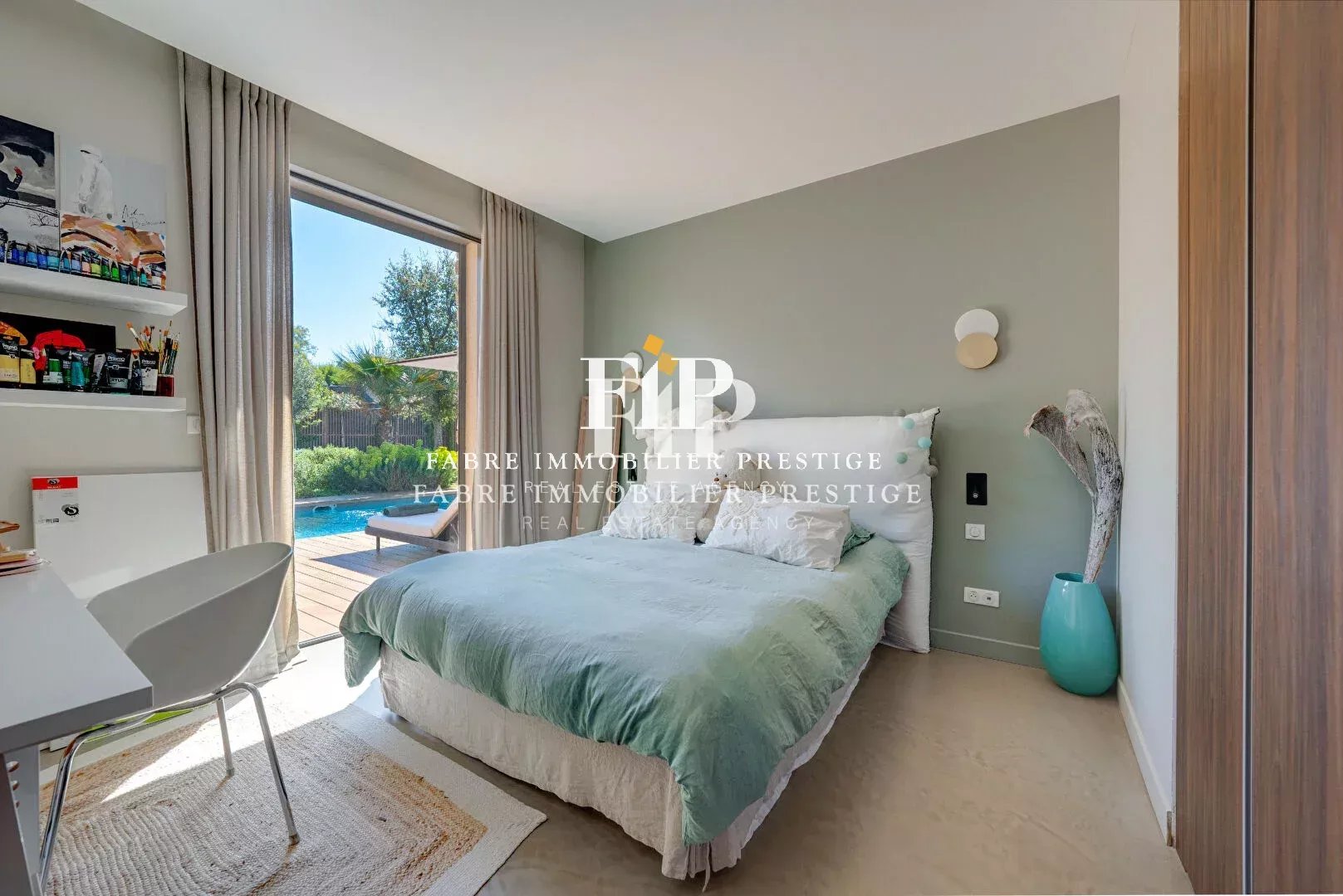 Maison contemporaine de 230m2 environ récente à 10min du centre d' Aix-en-Provence (sud/ouest)