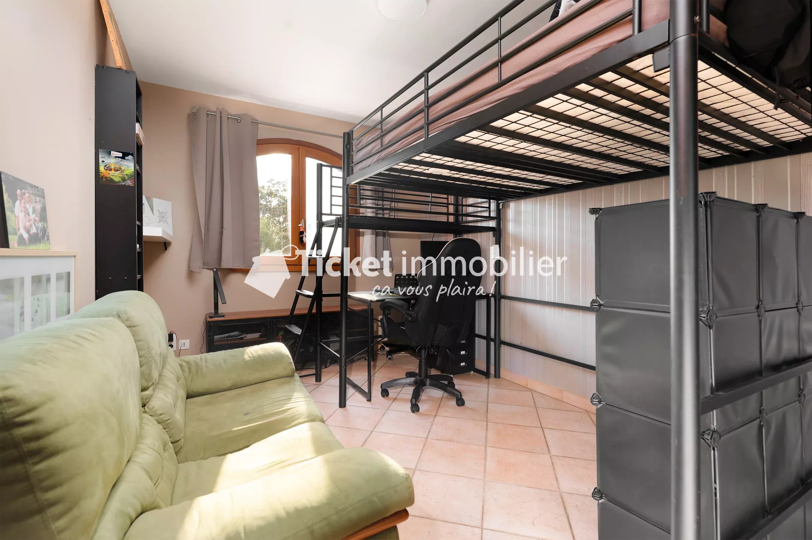VILLA T6 215m2 TERRAIN 5558m2 CONSTRUCTIBLE, PISCINE AU SEL LINER NEUF, AQUATHERMIE 2 PUITS, 4KW PANNEAUX, DOUBLE VERANDA 72m2, CHAUFFAGE SOL, CAVE A VIN, VUE PYRENEES ETC ...