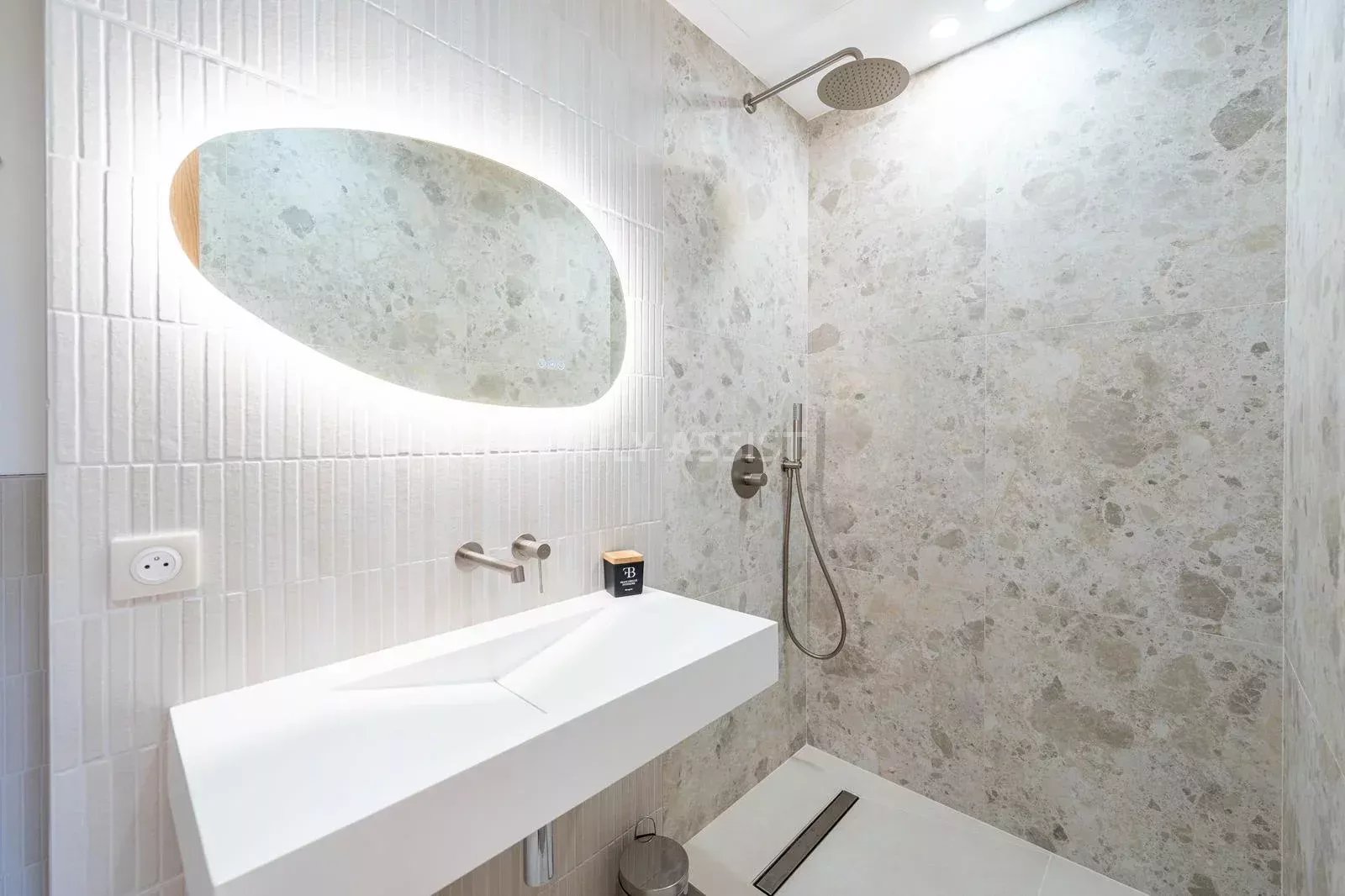 À LOUER – CANNES CROISETTE Appartement 3 pièces rénové avec vue mer – 75 m²