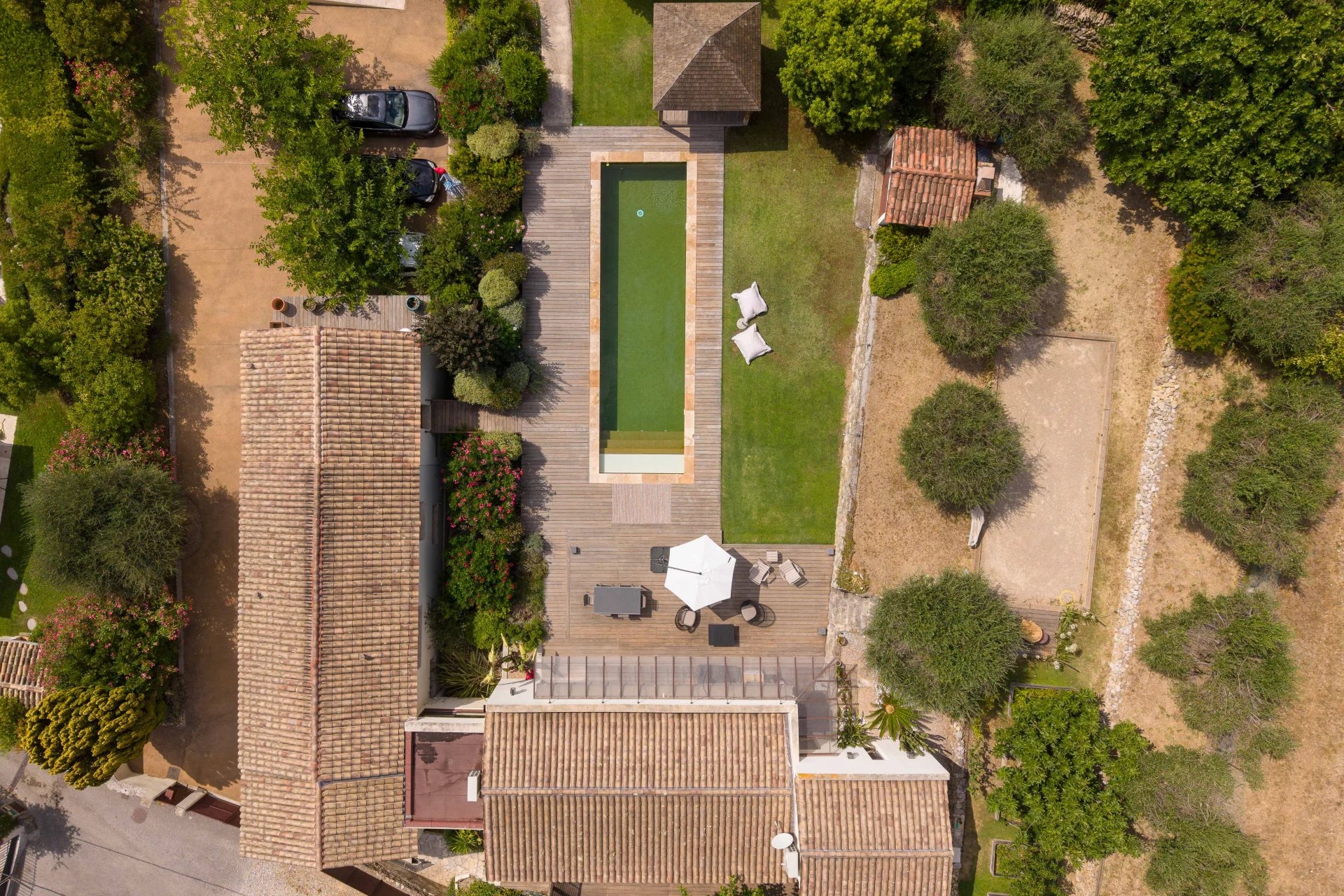 MOUGINS - Élegante bastide renovée de 1887  – Quartier résidentiel au calme à proximité des commerces
