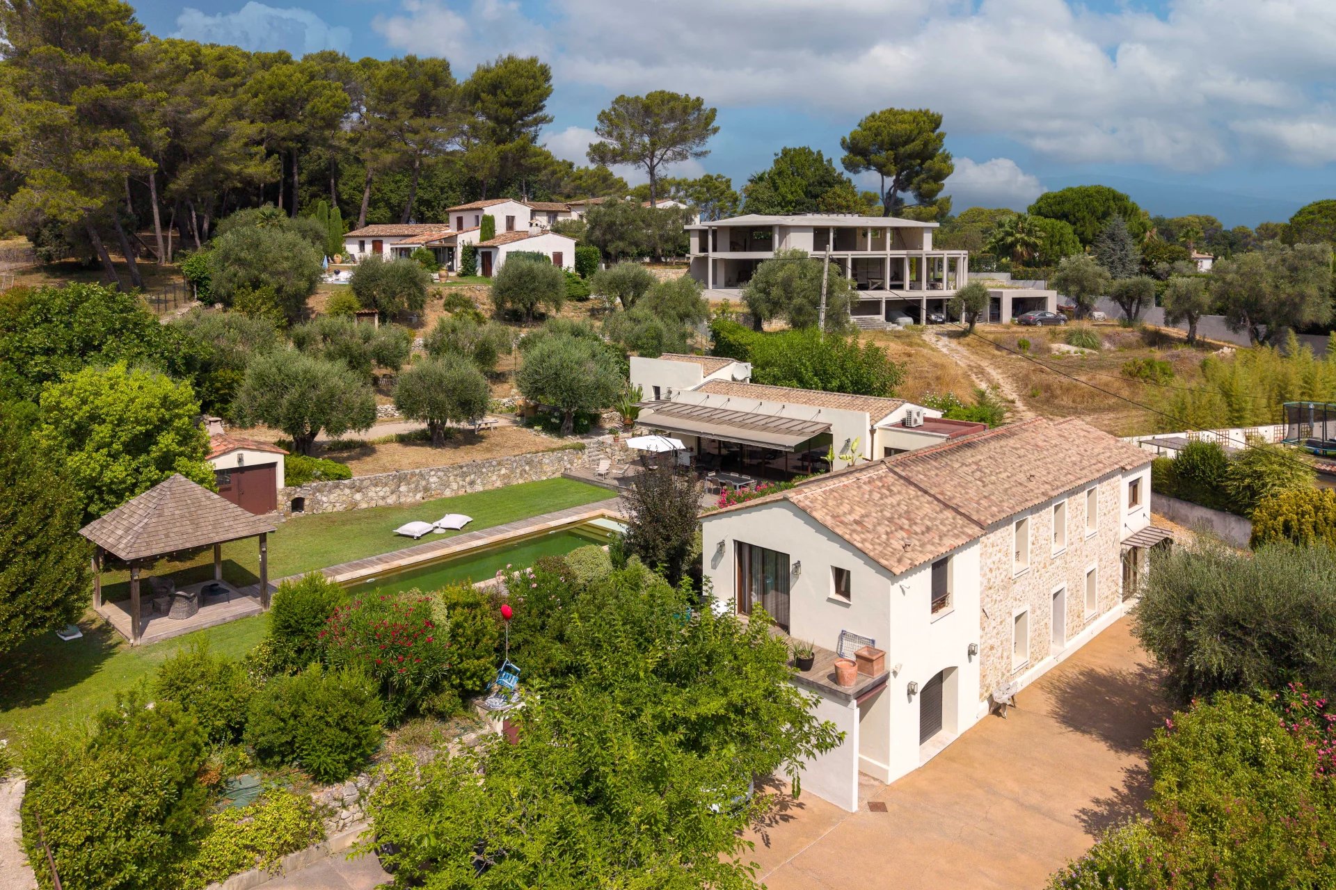 MOUGINS - Élegante bastide renovée de 1887  – Quartier résidentiel au calme à proximité des commerces