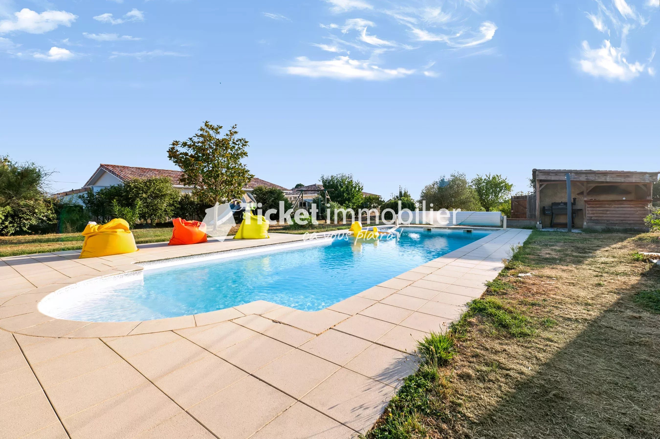 VILLA T6 215m2 TERRAIN 5558m2 CONSTRUCTIBLE, PISCINE AU SEL LINER NEUF, AQUATHERMIE 2 PUITS, 4KW PANNEAUX, DOUBLE VERANDA 72m2, CHAUFFAGE SOL, CAVE A VIN, VUE PYRENEES ETC ...