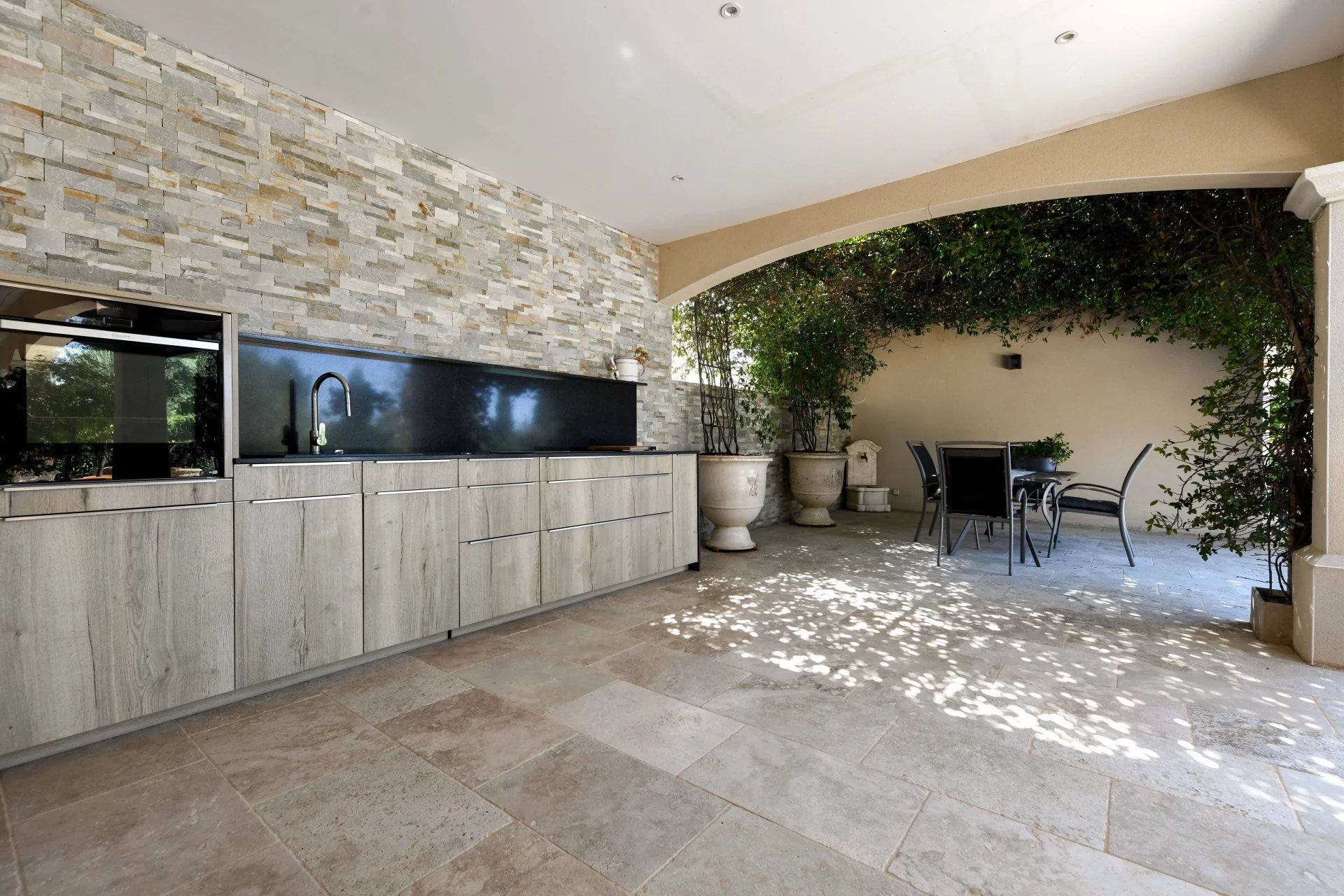 Elegant Single-Storey Property of 196 m² with Pool