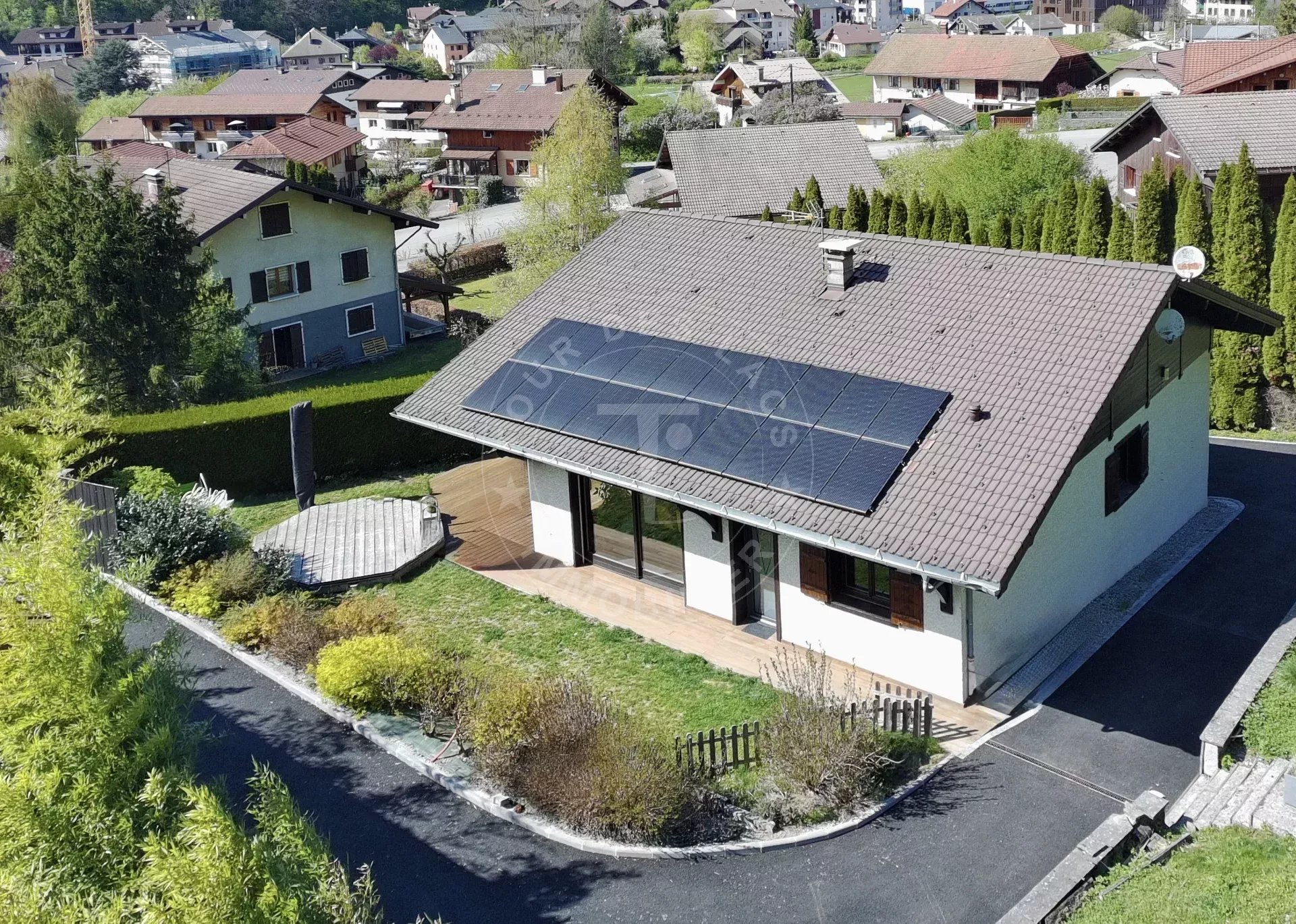 Chalet de 195 m2 habitables au calme, premières hauteurs de Thônes