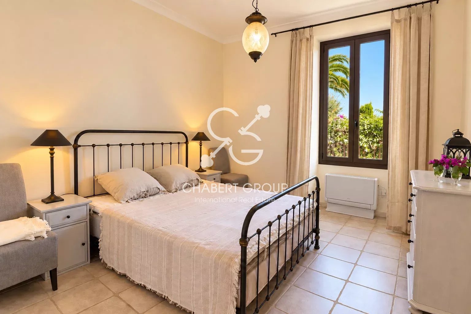 VILLEFRANCHE-SUR-MER – APPARTEMENT – 4 PIÈCES – 85 M² – TERRASSE DE 95 M² – STUDIO INDÉPENDANT DE 33 M² - GARAGE