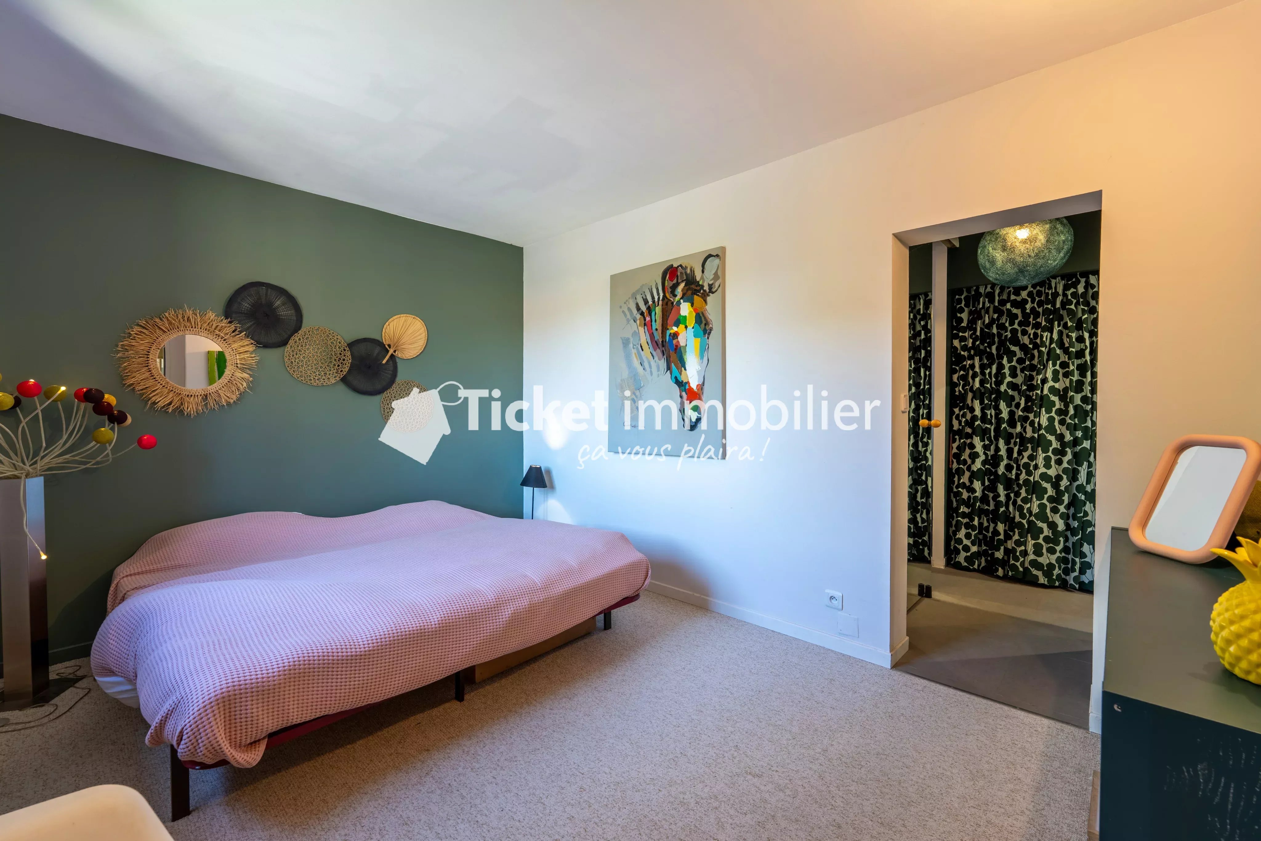 Villa 7 pièces de 304,16m2 avec piscine, carport hors couloir aérien