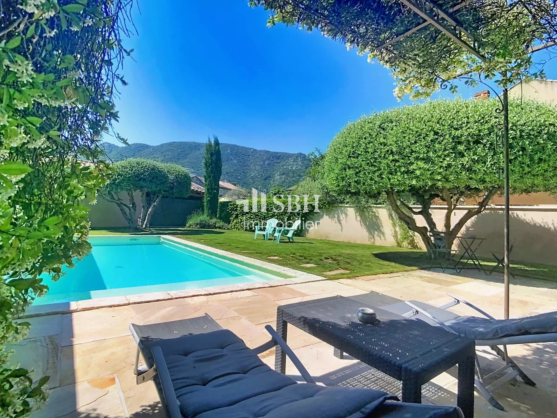 Élégante Propriété avec Piscine à Maubec - Vue Luberon