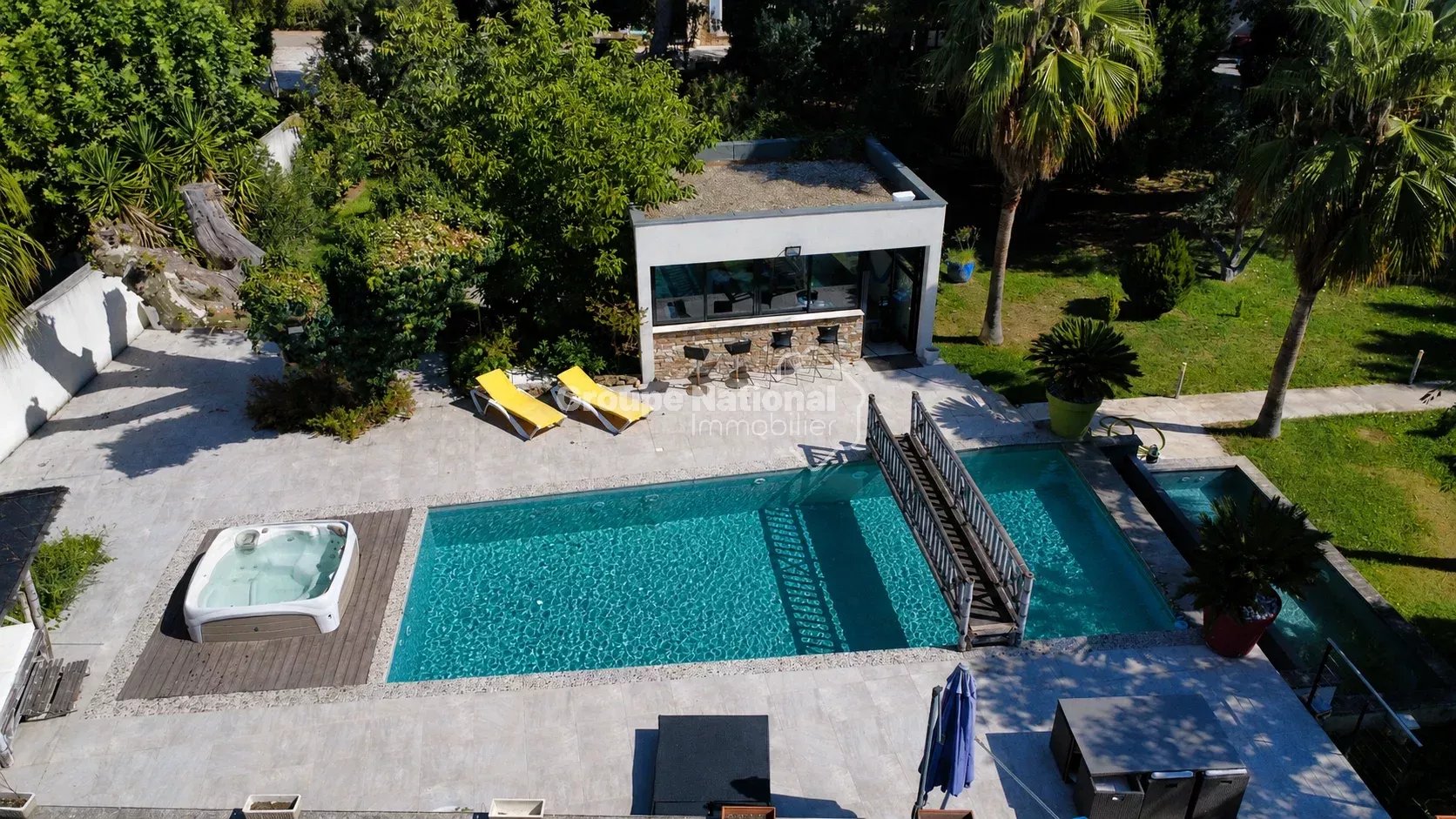 BEDARRIDES - MAS RENOVE EN 2016 DANS UN MAGNIFIQUE PARC ARBORE DE 5 810 M² AVEC PISCINE, 4 GARAGES