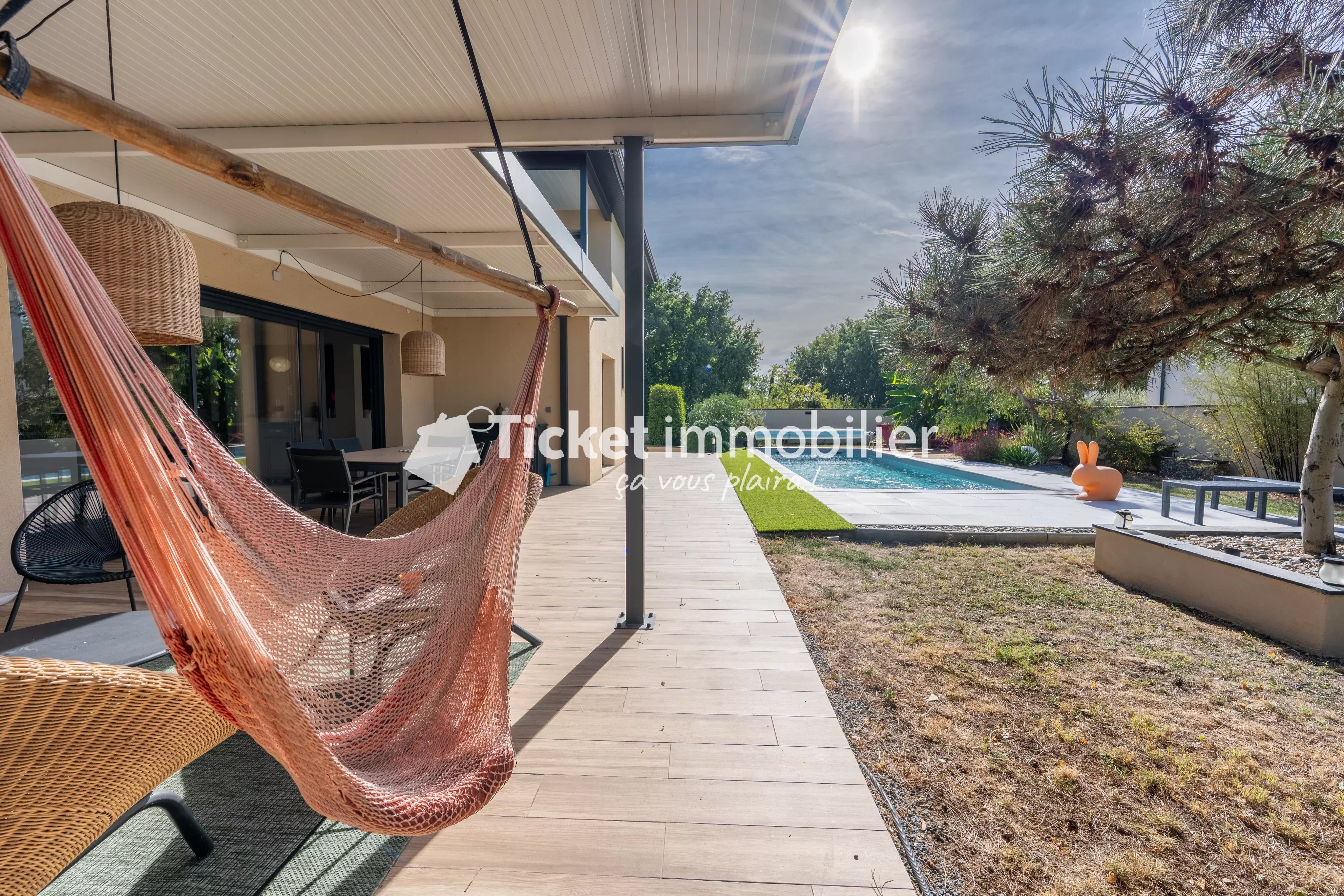 Villa 7 pièces de 304,16m2 avec piscine, carport hors couloir aérien