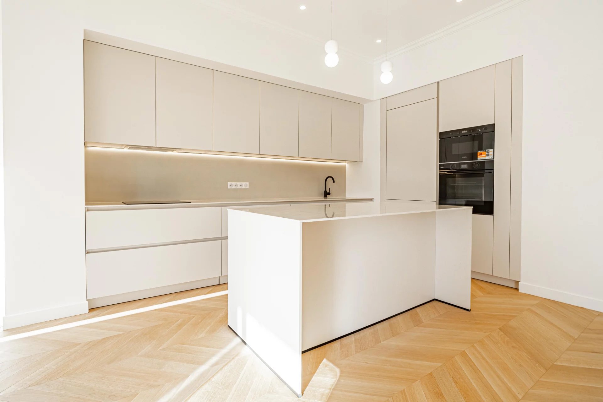 Nice - Le Port - Exceptionnel appartement 4 pièces rénové – Balcon avec vue Port