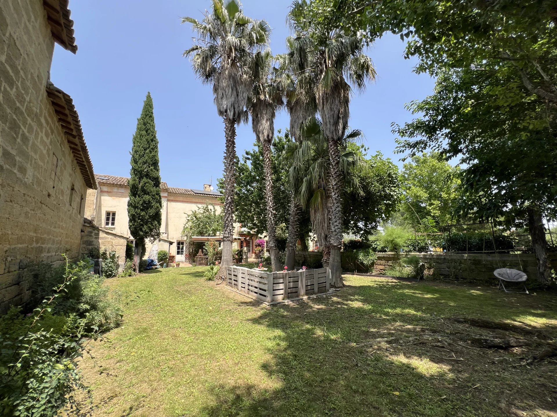 Cailar, Mas 380m² plus 120m² de combles à aménager, 6chs sur parcelle 8000m² avec piscine
