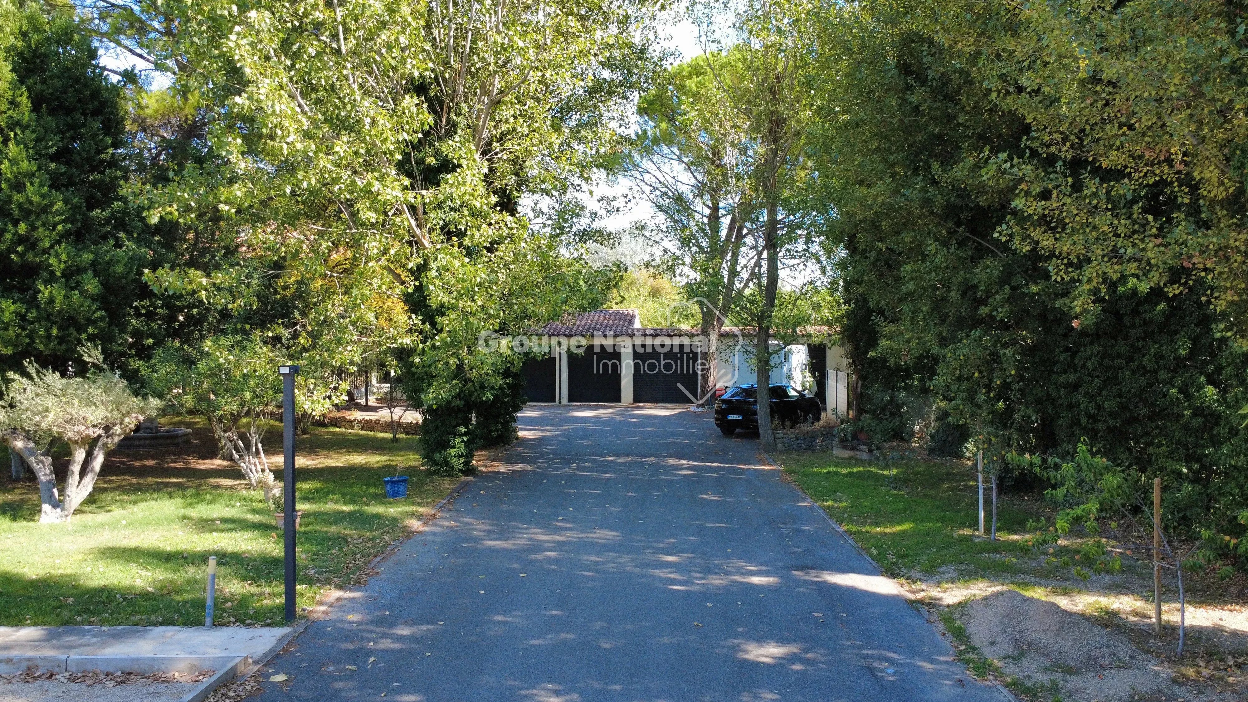 BEDARRIDES - MAS RENOVE EN 2016 DANS UN MAGNIFIQUE PARC ARBORE DE 5 810 M² AVEC PISCINE, 4 GARAGES