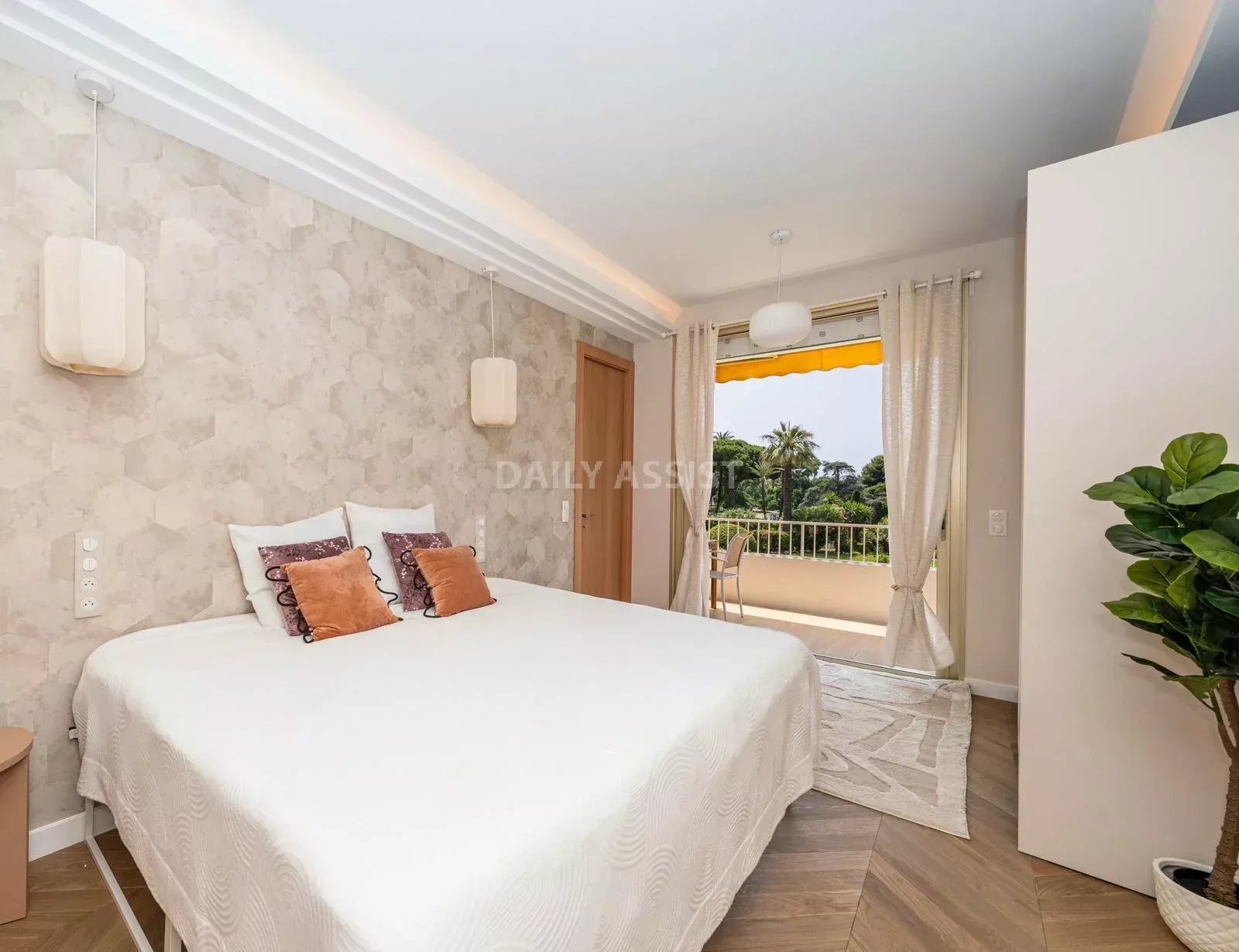 À LOUER – CANNES CROISETTE Appartement 3 pièces rénové avec vue mer – 75 m²