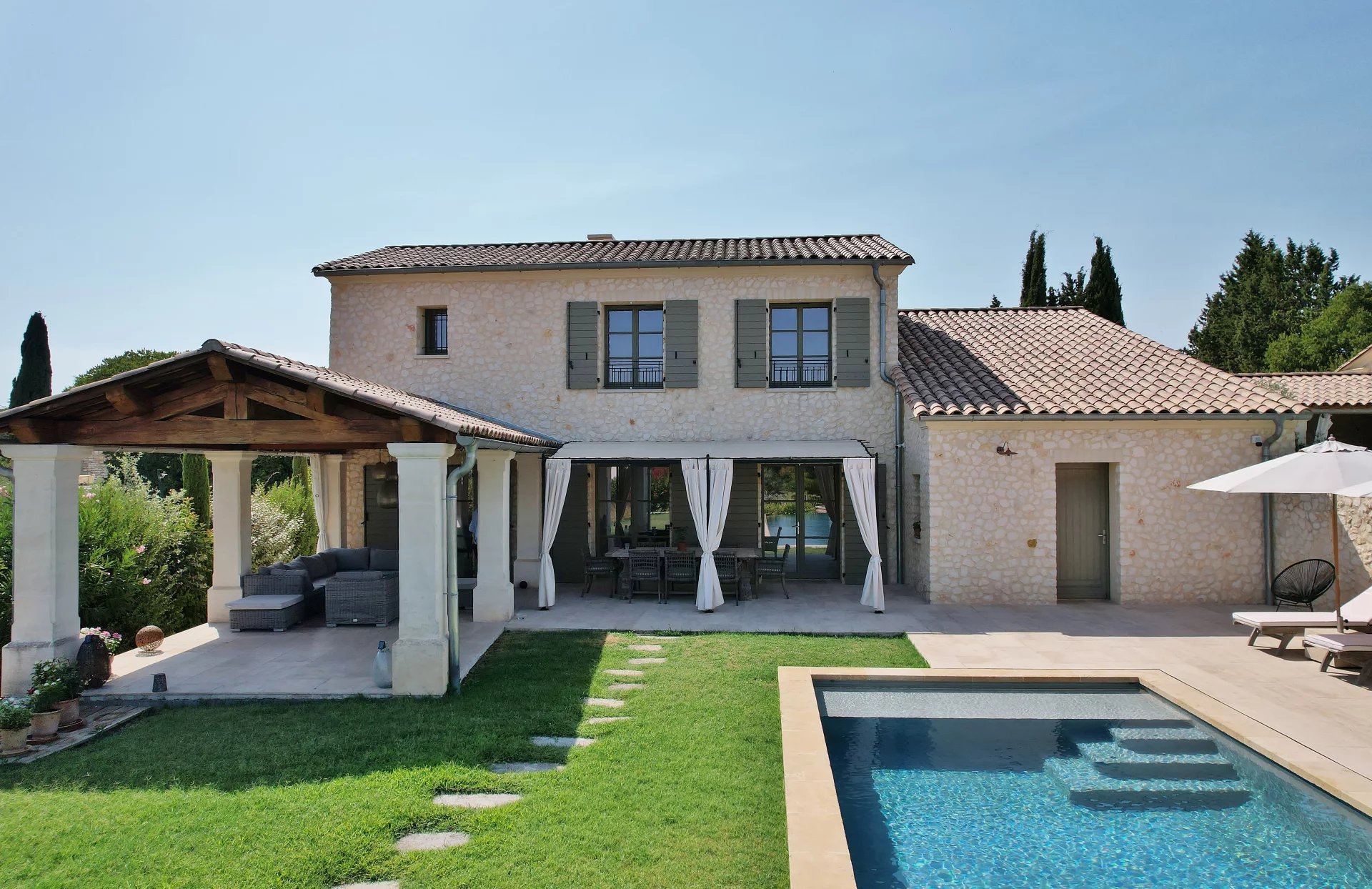 Bastide contemporaine de 160 m² avec couloir de nage