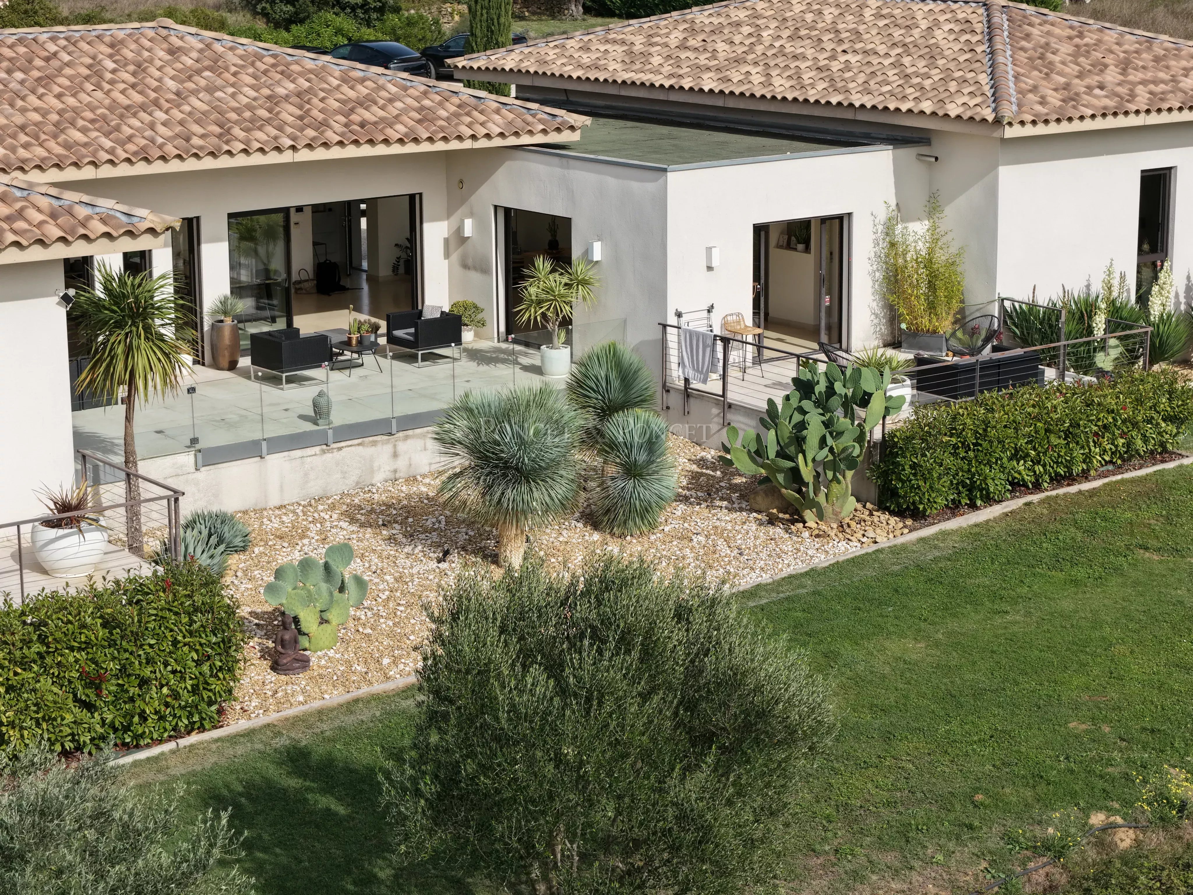 Villa contemporaine de plain pied avec avec vue panoramique sur les vignes et les collines environnantes