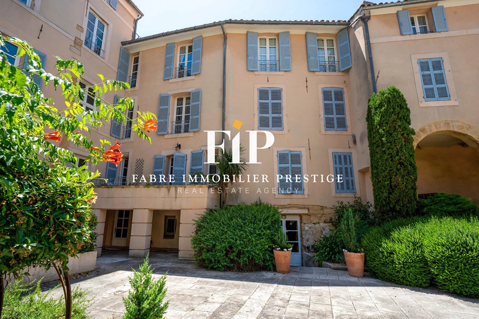 Centre historique d' Aix-en-Provence : Appartement de standing  de 223m2 avec ascenseur et parking souterrain.