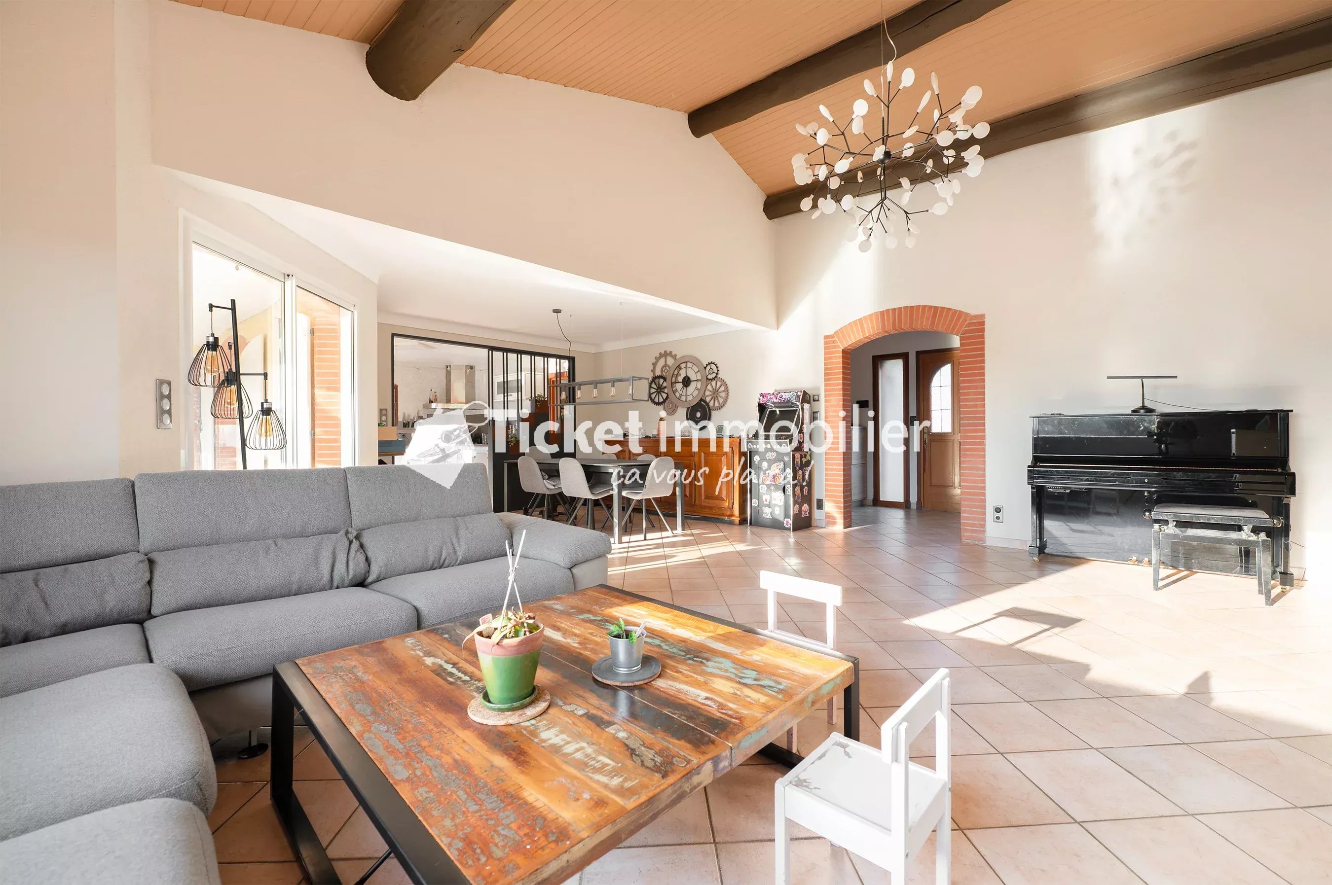 VILLA T6 215m2 TERRAIN 5558m2 CONSTRUCTIBLE, PISCINE AU SEL LINER NEUF, AQUATHERMIE 2 PUITS, 4KW PANNEAUX, DOUBLE VERANDA 72m2, CHAUFFAGE SOL, CAVE A VIN, VUE PYRENEES ETC ...