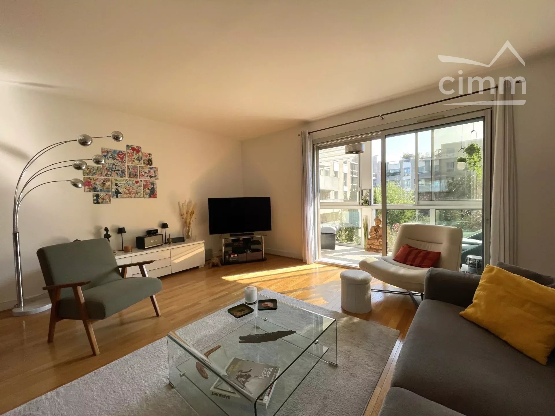 Verdure et beaux volumes pour ce T4 avec loggia, caves et parkings
