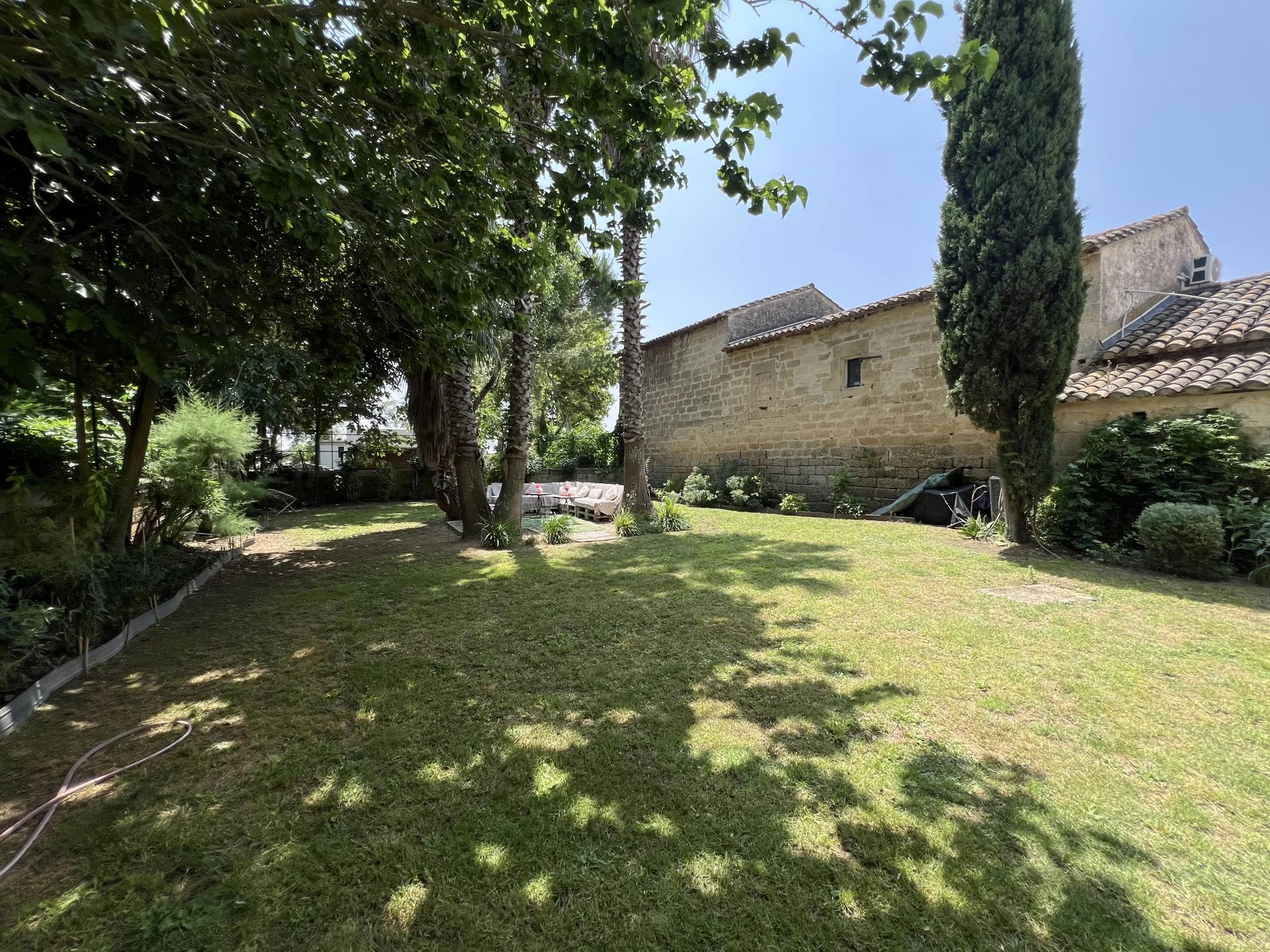 Cailar, Mas 380m² plus 120m² de combles à aménager, 6chs sur parcelle 8000m² avec piscine
