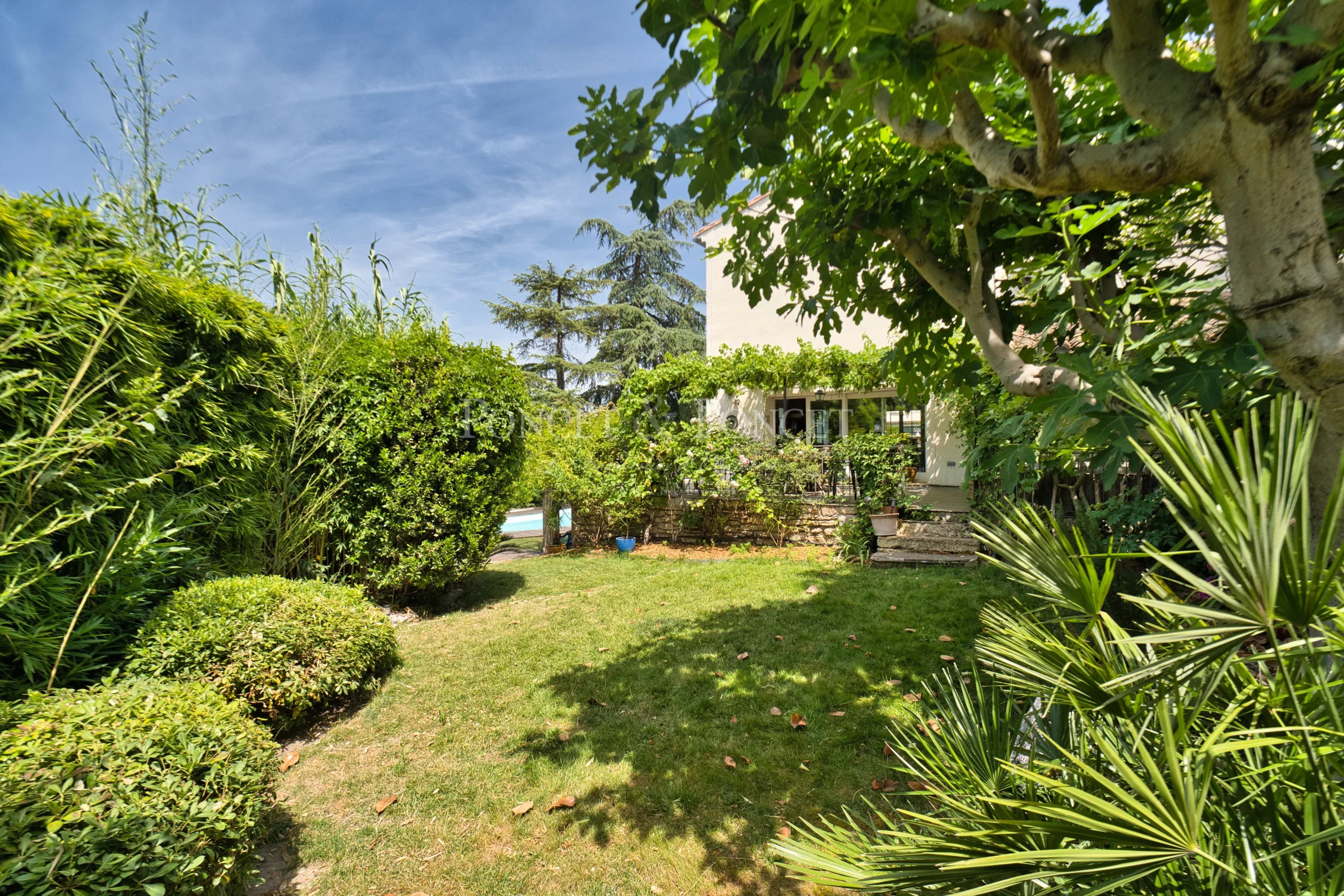 Maison en plein coeur du village avec vue dominante