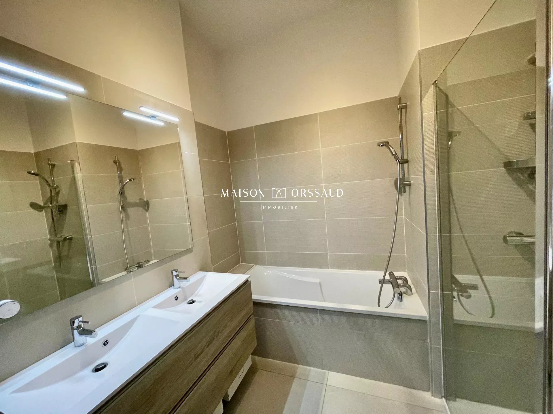 EXCLUSIVITÉ MAISON AVEC JARDIN ET DOUBLE GARAGE - CENTRE HISTORIQUE