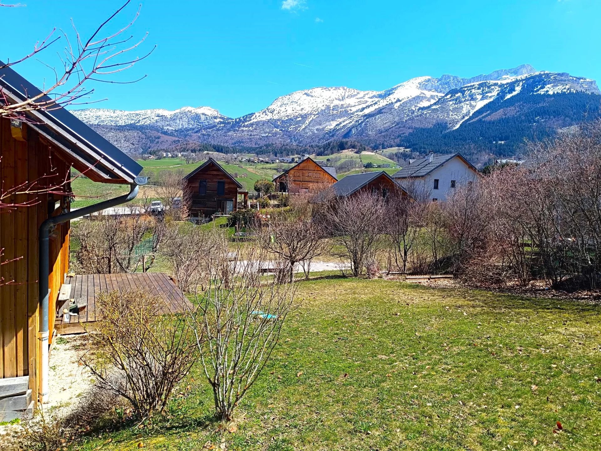 Villard de Lans. Very beautiful 116m2 wooden frame house, with magnificent views of the mountains! Garden and 2 garages.