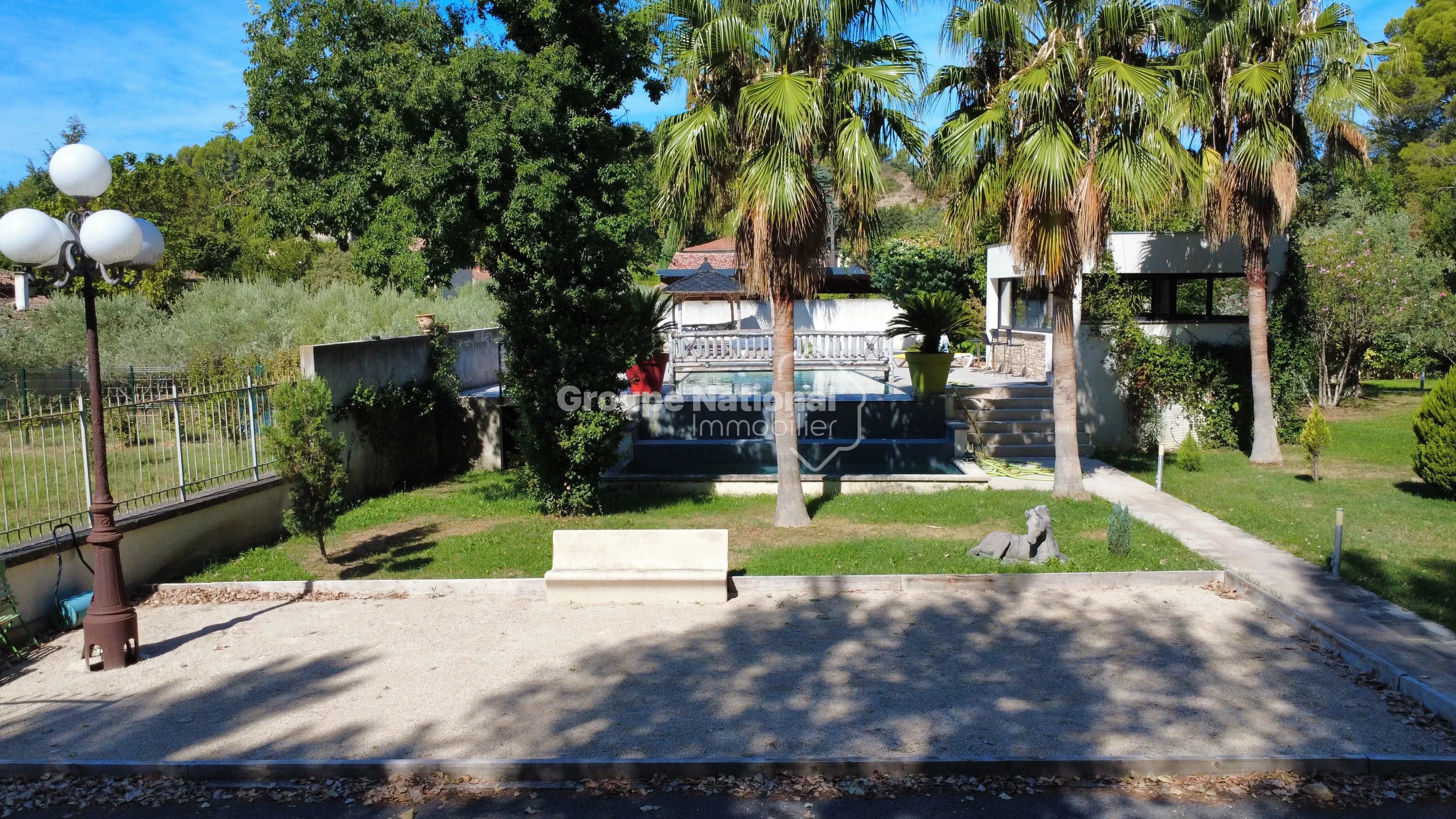 BEDARRIDES - MAS RENOVE EN 2016 DANS UN MAGNIFIQUE PARC ARBORE DE 5 810 M² AVEC PISCINE, 4 GARAGES