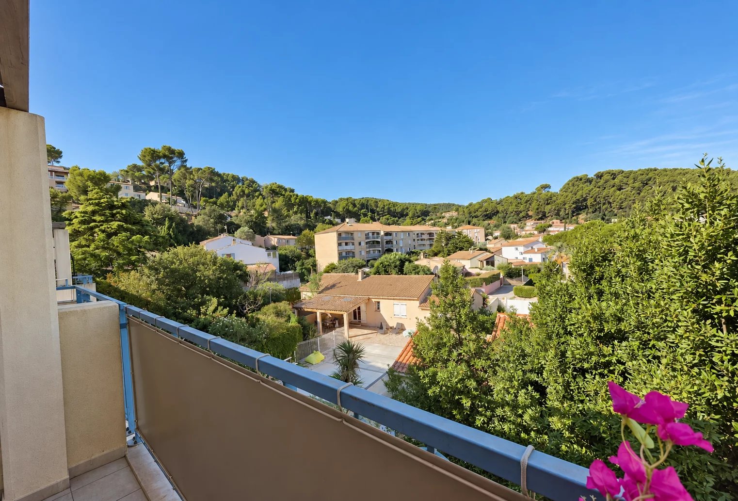HYÈRES, T3 standing au calme d'une impasse, terrasse, place parking et garage