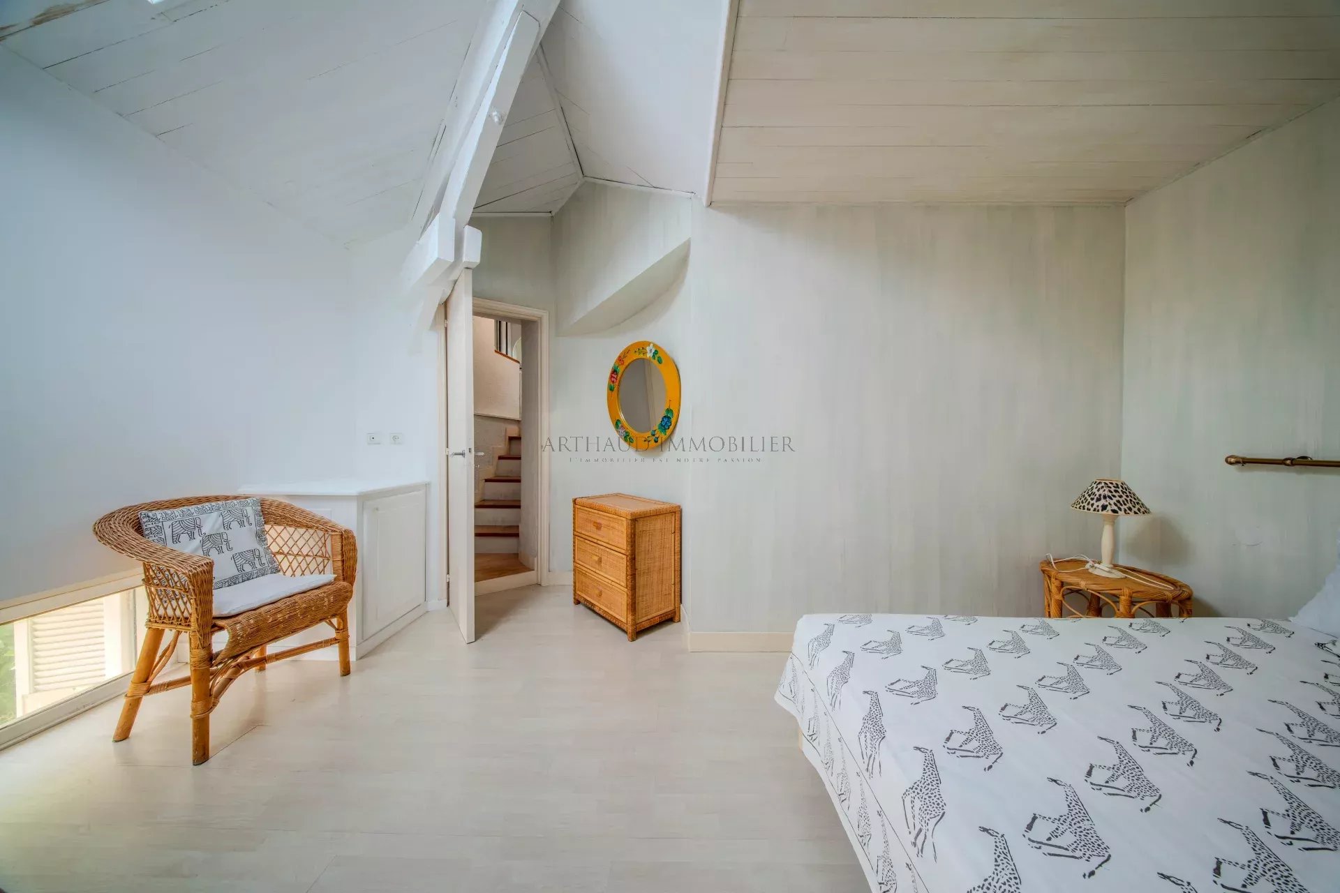 APPARTEMENT ATYPIQUE 3 PIÈCES EN DUPLEX – PISCINE – GARDIEN
