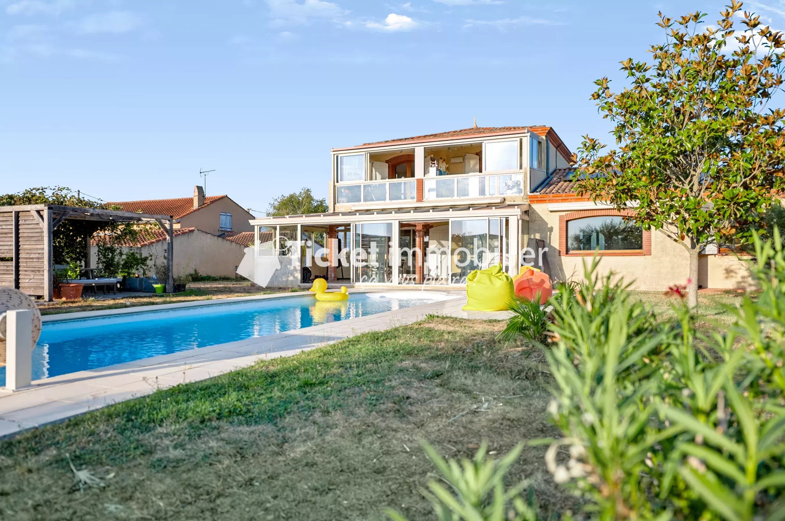 VILLA T6 215m2 TERRAIN 5558m2 CONSTRUCTIBLE, PISCINE AU SEL LINER NEUF, AQUATHERMIE 2 PUITS, 4KW PANNEAUX, DOUBLE VERANDA 72m2, CHAUFFAGE SOL, CAVE A VIN, VUE PYRENEES ETC ...