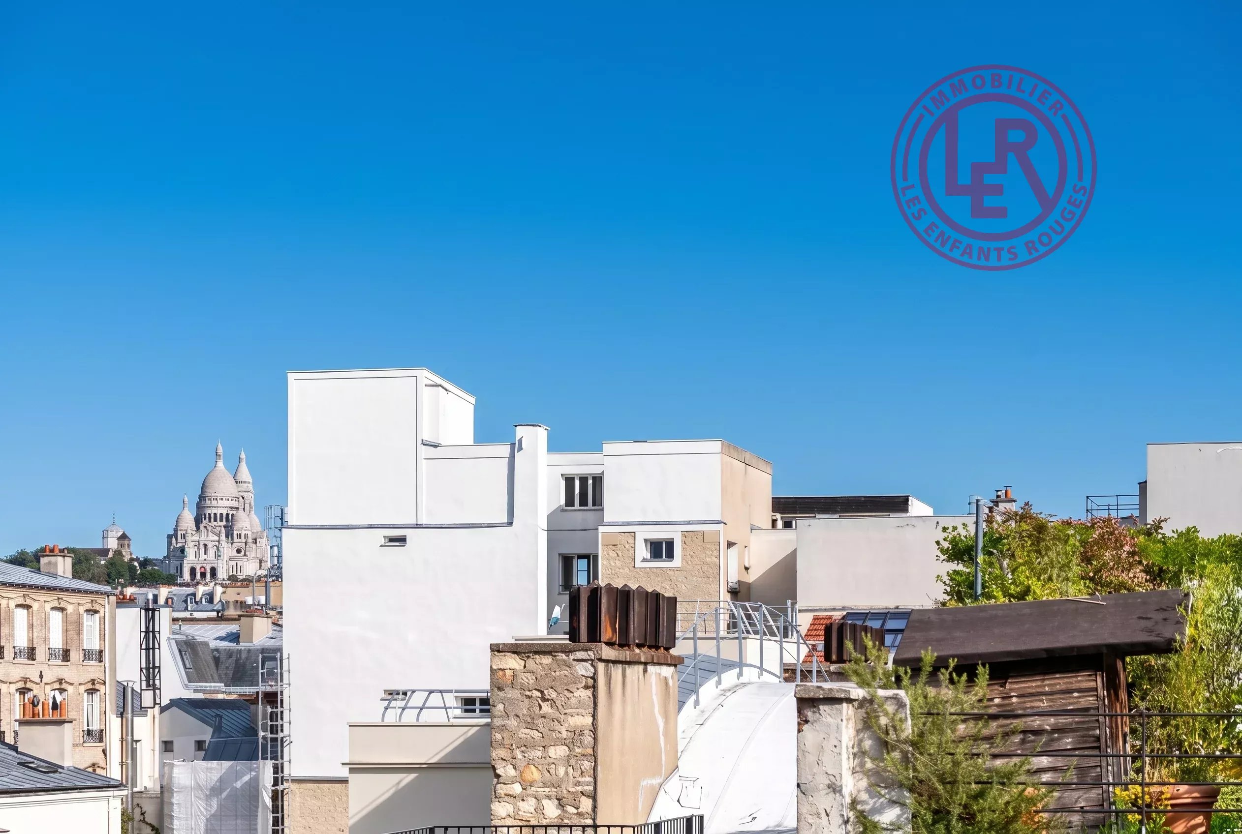 Paris 10th - Rue des Petites Ecuries - Top floor duplex with elevator