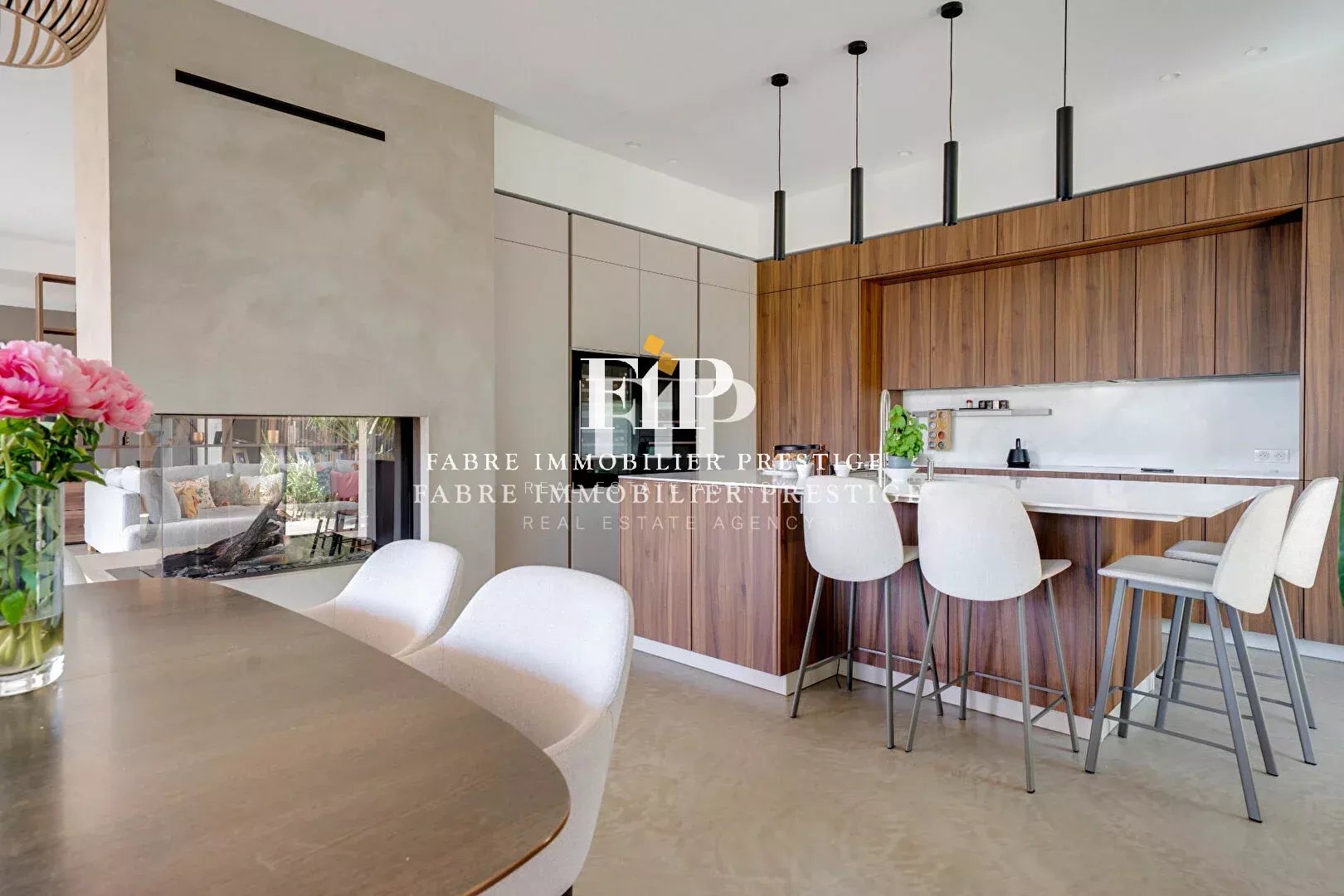 Maison contemporaine de 230m2 environ récente à 10min du centre d' Aix-en-Provence (sud/ouest)