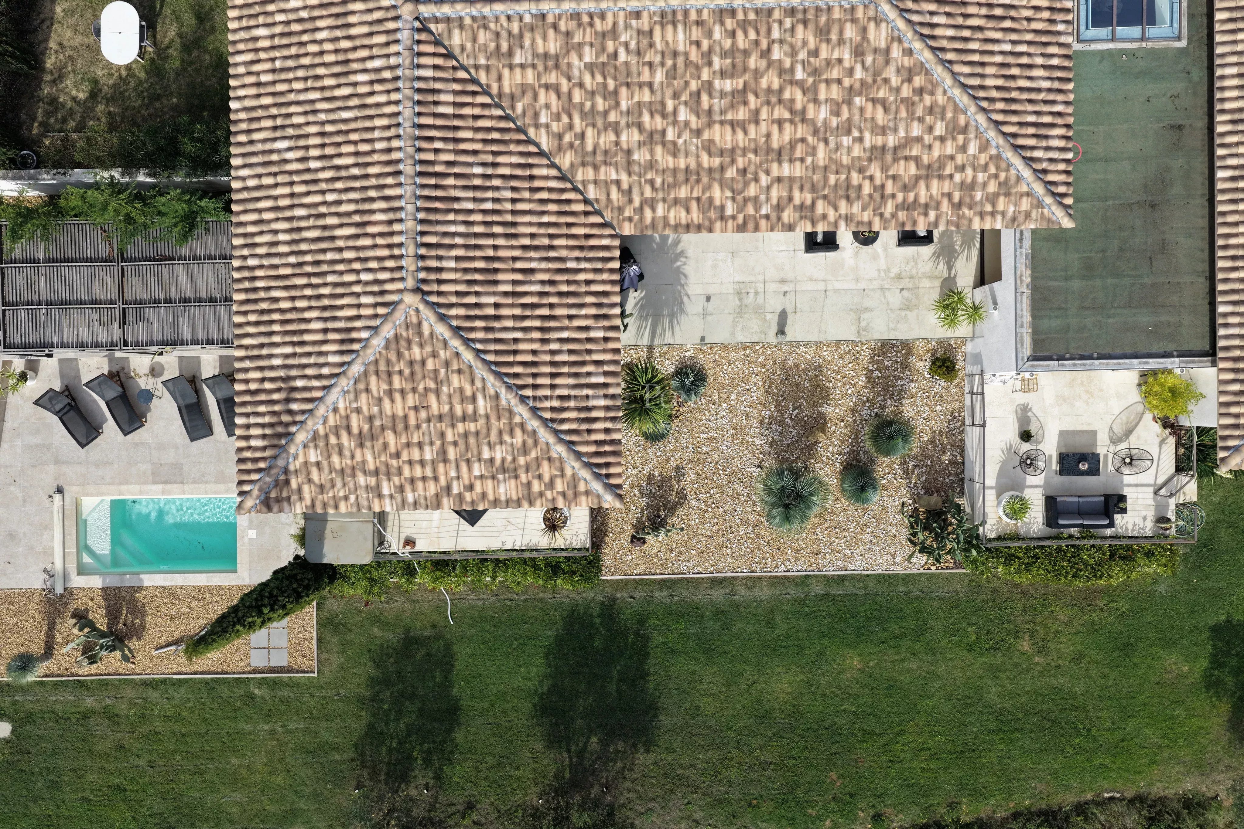Villa contemporaine de plain pied avec avec vue panoramique sur les vignes et les collines environnantes