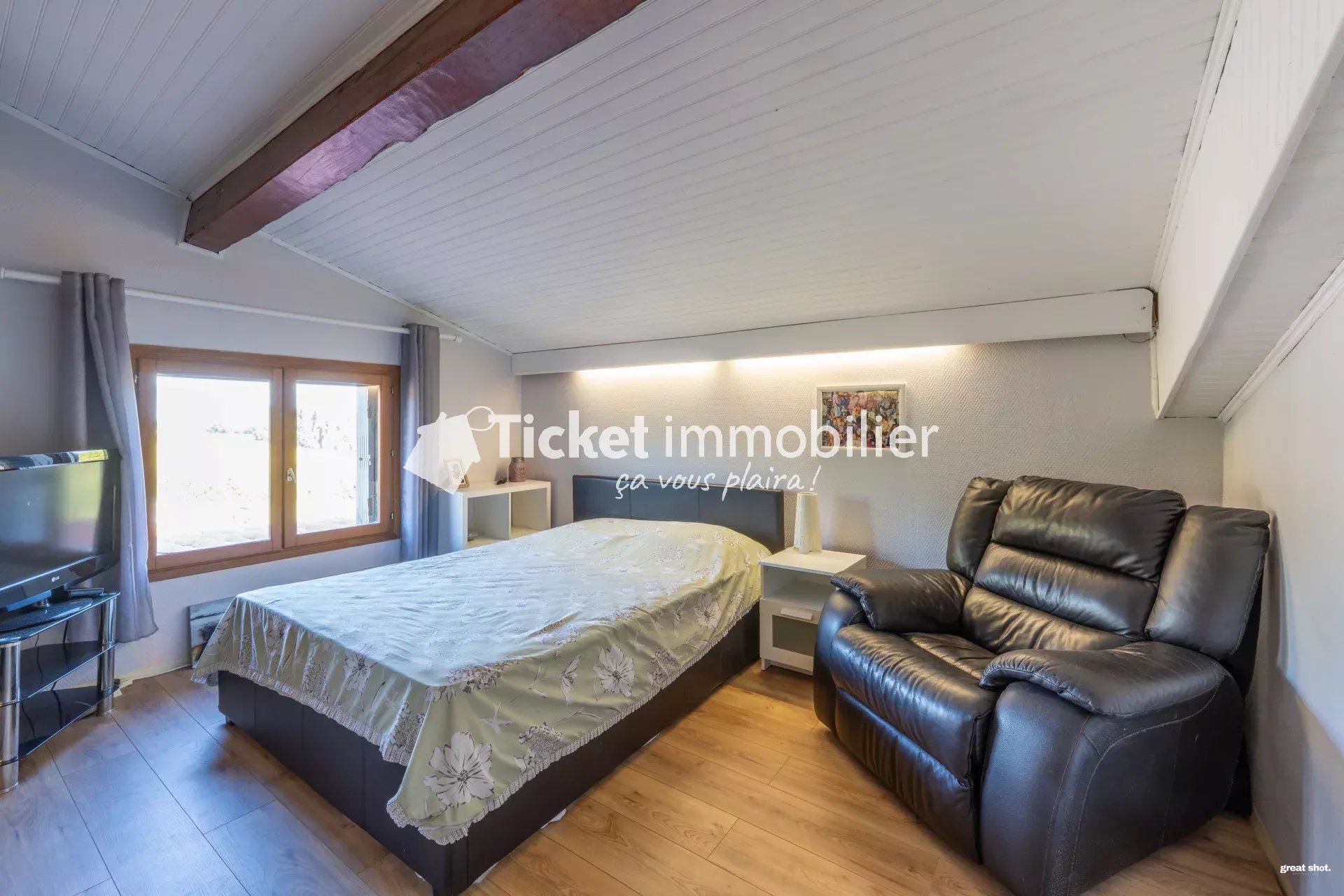 THIL - Maison T5 de 226m2 avec piscine, terrain de 9000m2 et dépendance à rénover