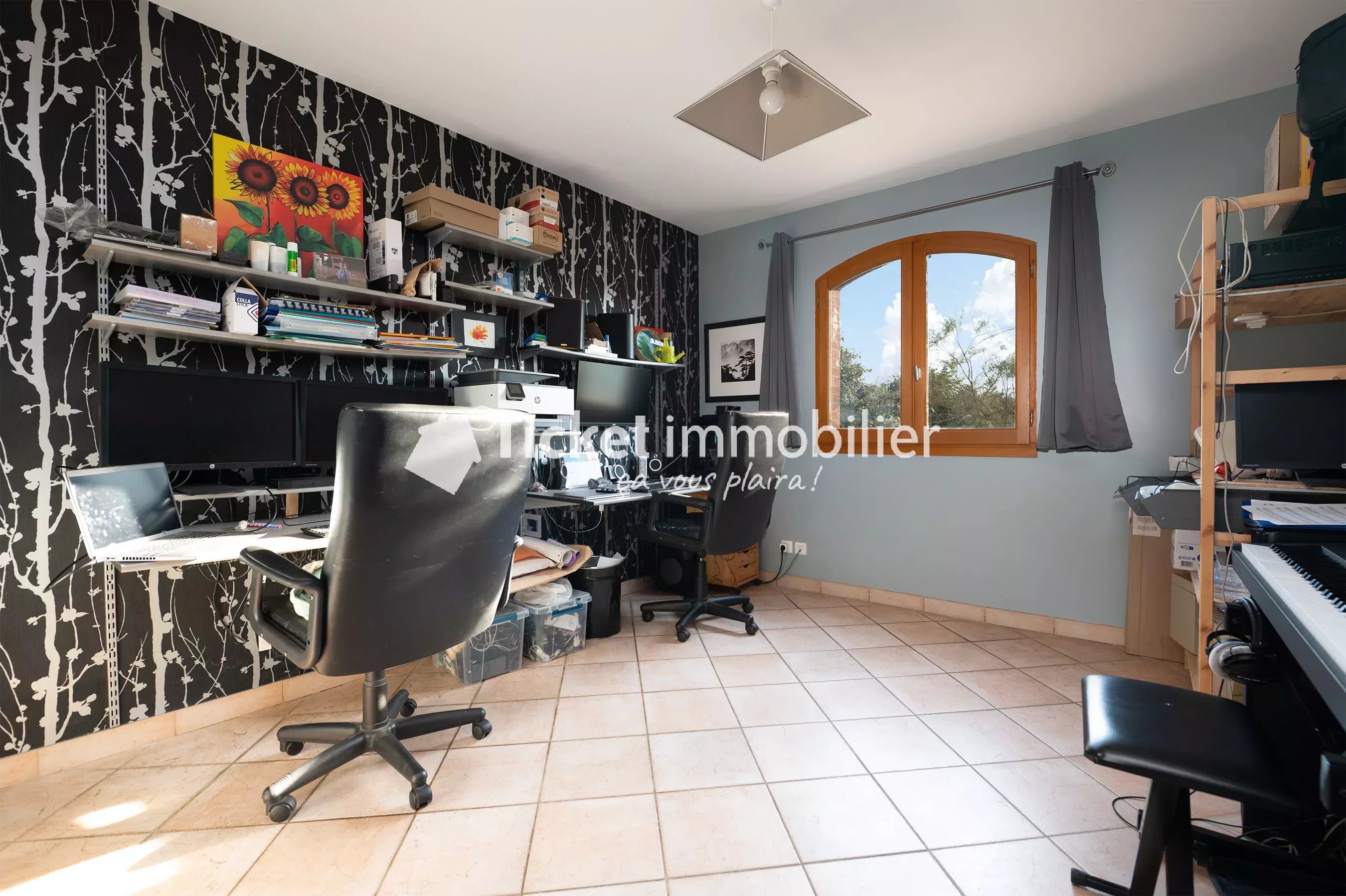 VILLA T6 215m2 TERRAIN 5558m2 CONSTRUCTIBLE, PISCINE AU SEL LINER NEUF, AQUATHERMIE 2 PUITS, 4KW PANNEAUX, DOUBLE VERANDA 72m2, CHAUFFAGE SOL, CAVE A VIN, VUE PYRENEES ETC ...