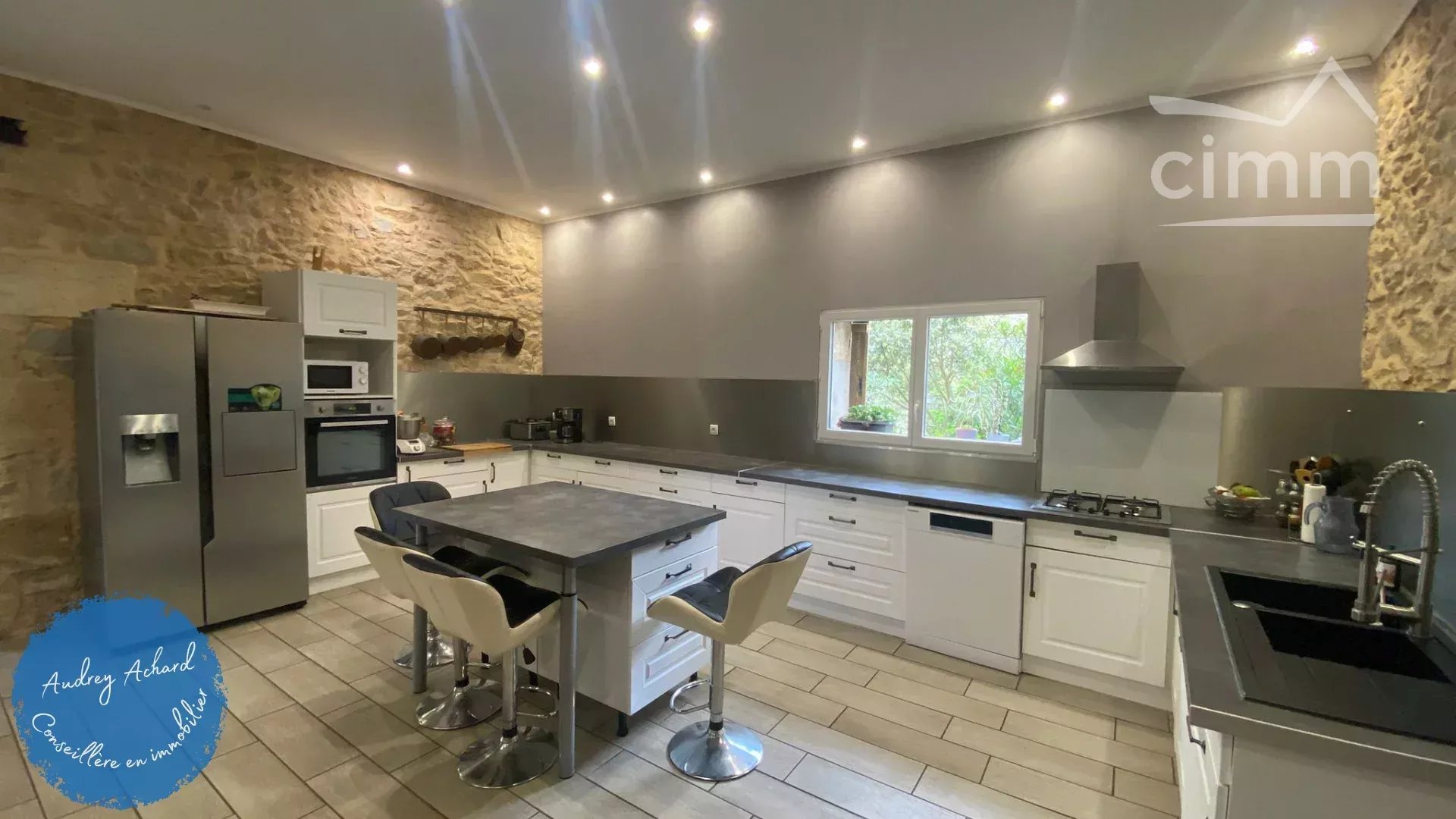 Maison familiale avec piscine chauffée et beaux volumes