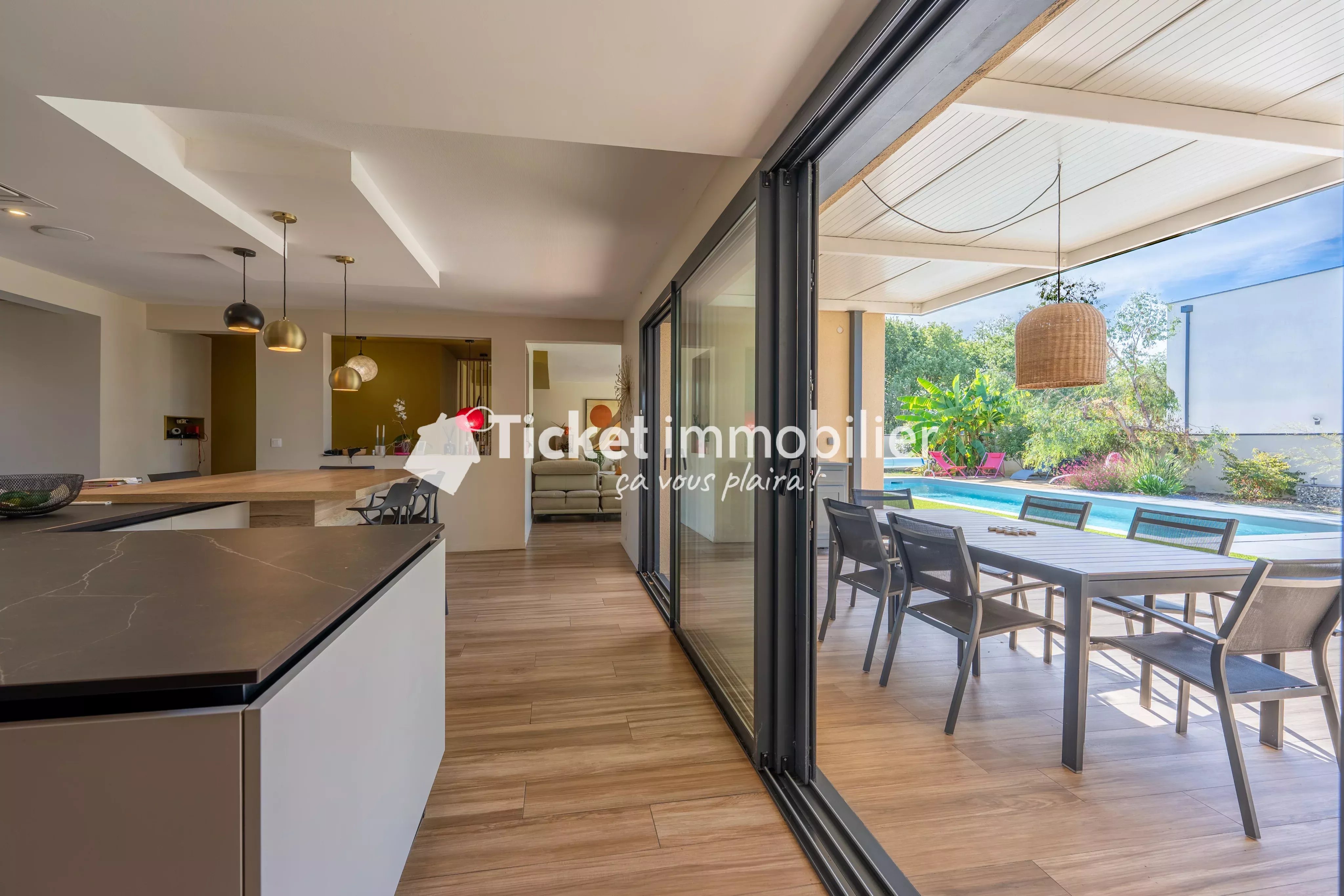 Villa 7 pièces de 304,16m2 avec piscine, carport hors couloir aérien