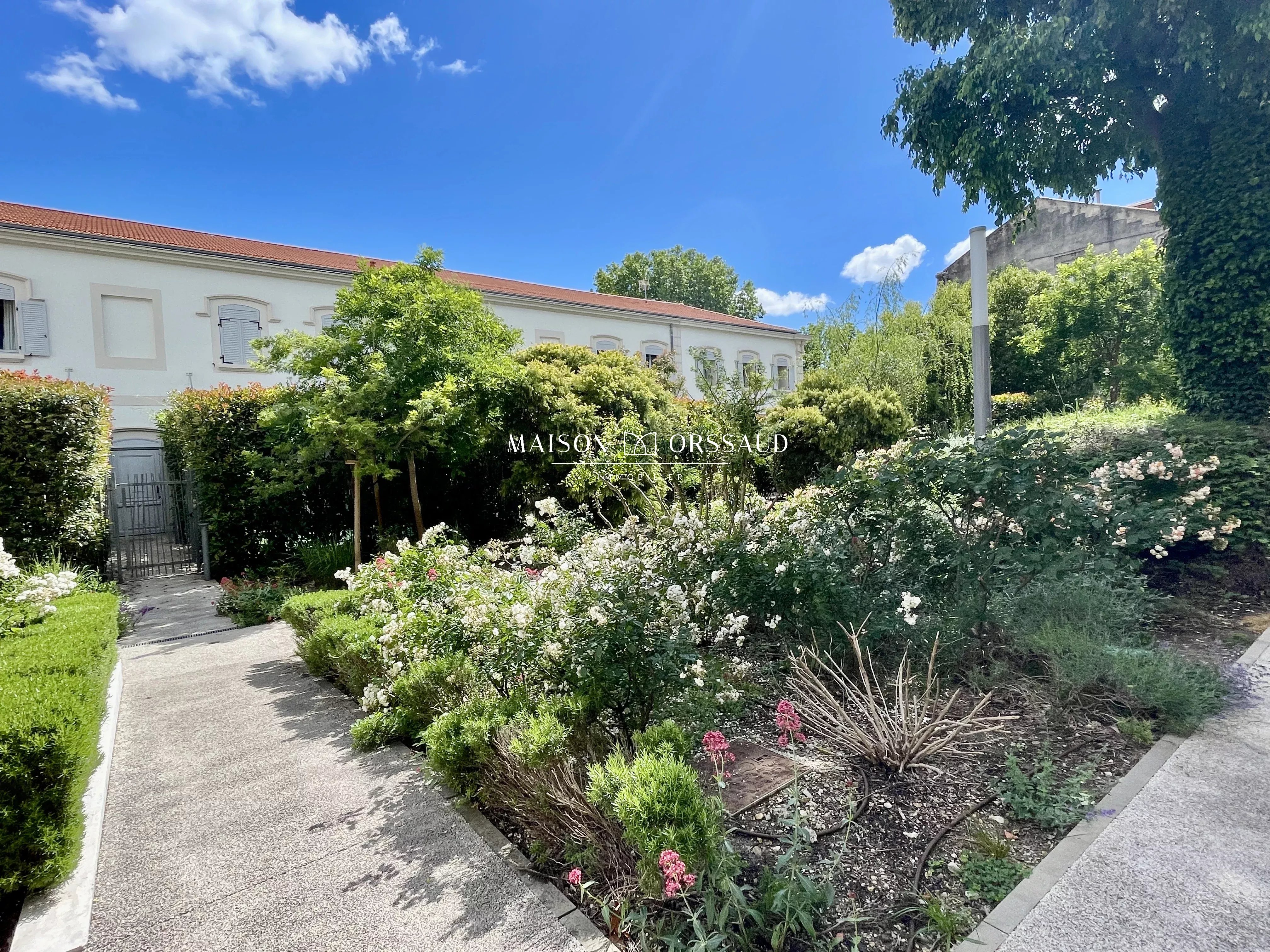 EXCLUSIVITÉ MAISON AVEC JARDIN ET DOUBLE GARAGE - CENTRE HISTORIQUE