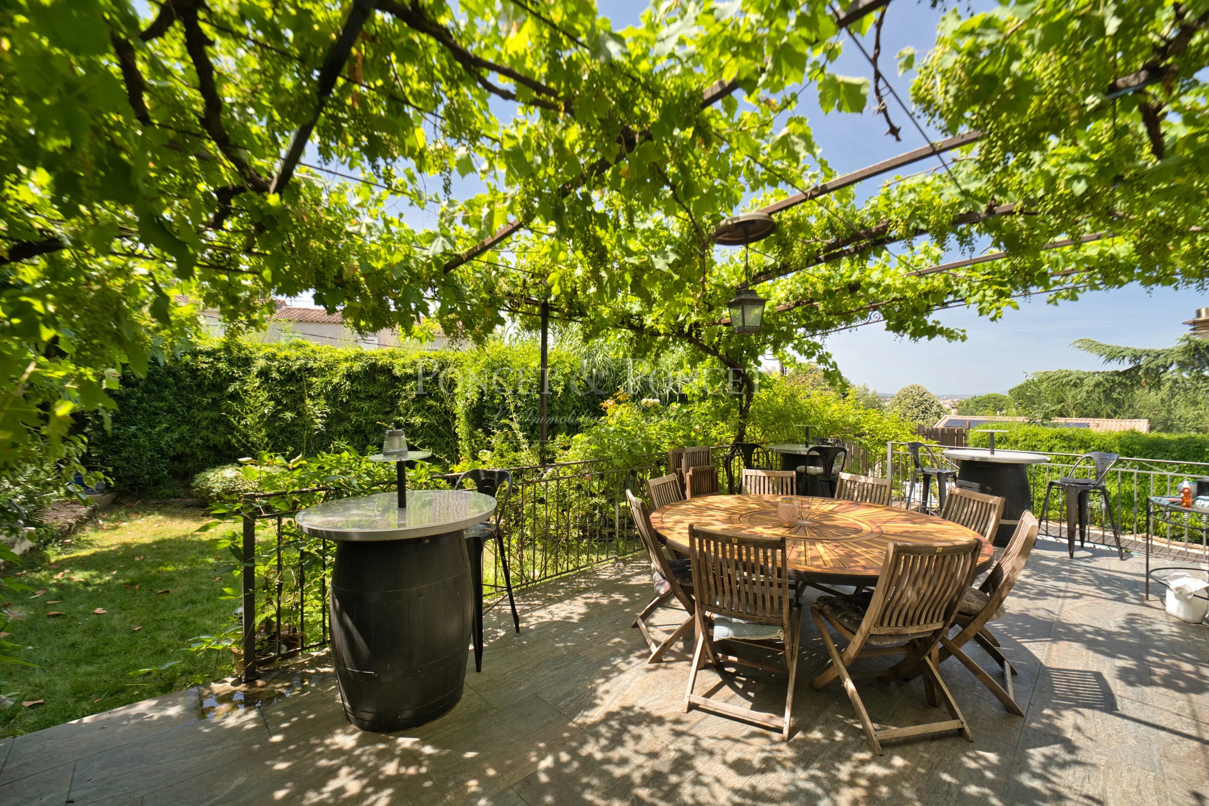 Maison en plein coeur du village avec vue dominante