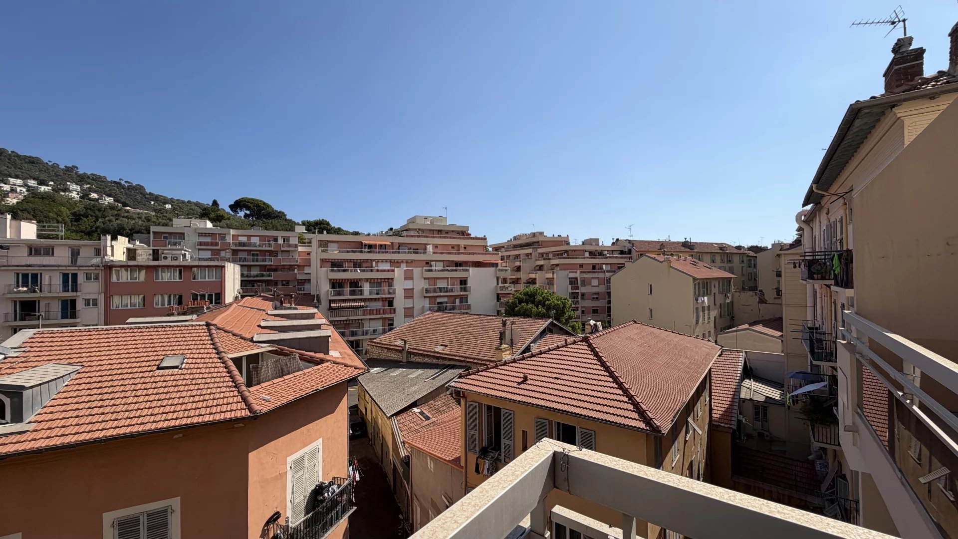 Studio meublé proche Port