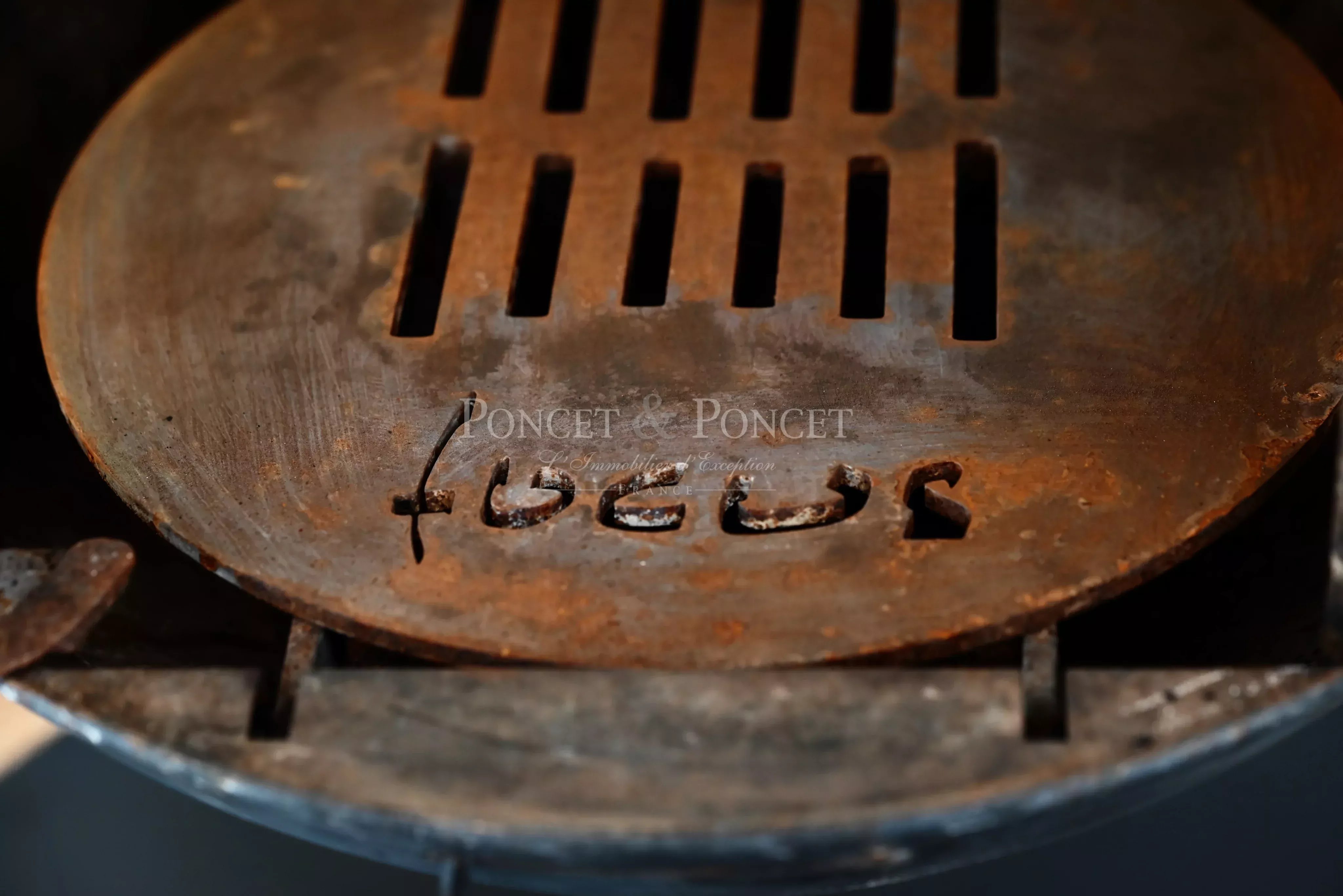 Villa récente rénovée avec élégance.
