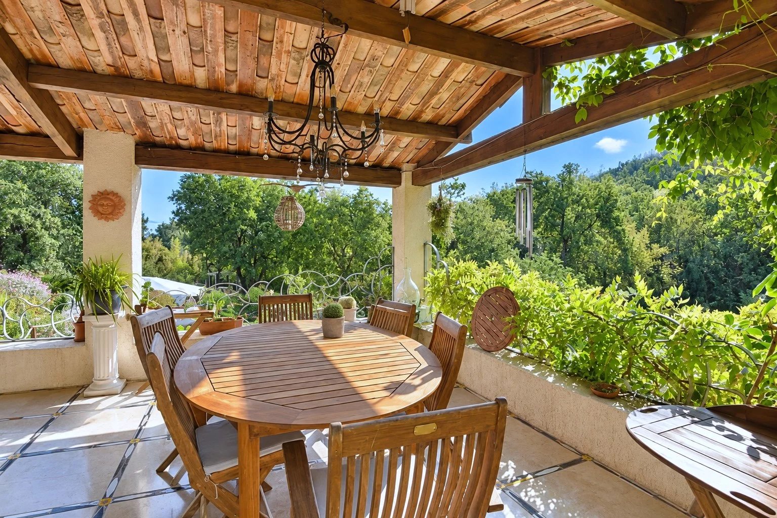 Tourrettes – Villa 220 m² avec piscine, studio indépendant et terrain de 5 840 m²