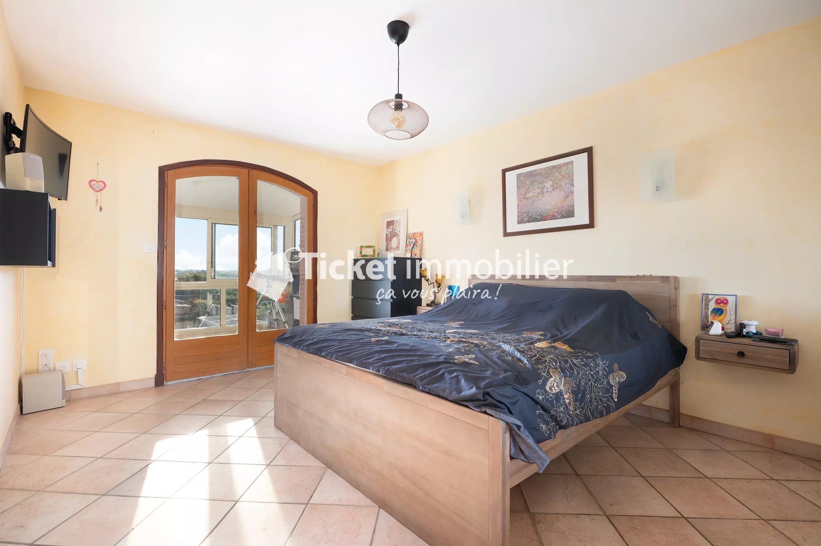 VILLA T6 215m2 TERRAIN 5558m2 CONSTRUCTIBLE, PISCINE AU SEL LINER NEUF, AQUATHERMIE 2 PUITS, 4KW PANNEAUX, DOUBLE VERANDA 72m2, CHAUFFAGE SOL, CAVE A VIN, VUE PYRENEES ETC ...