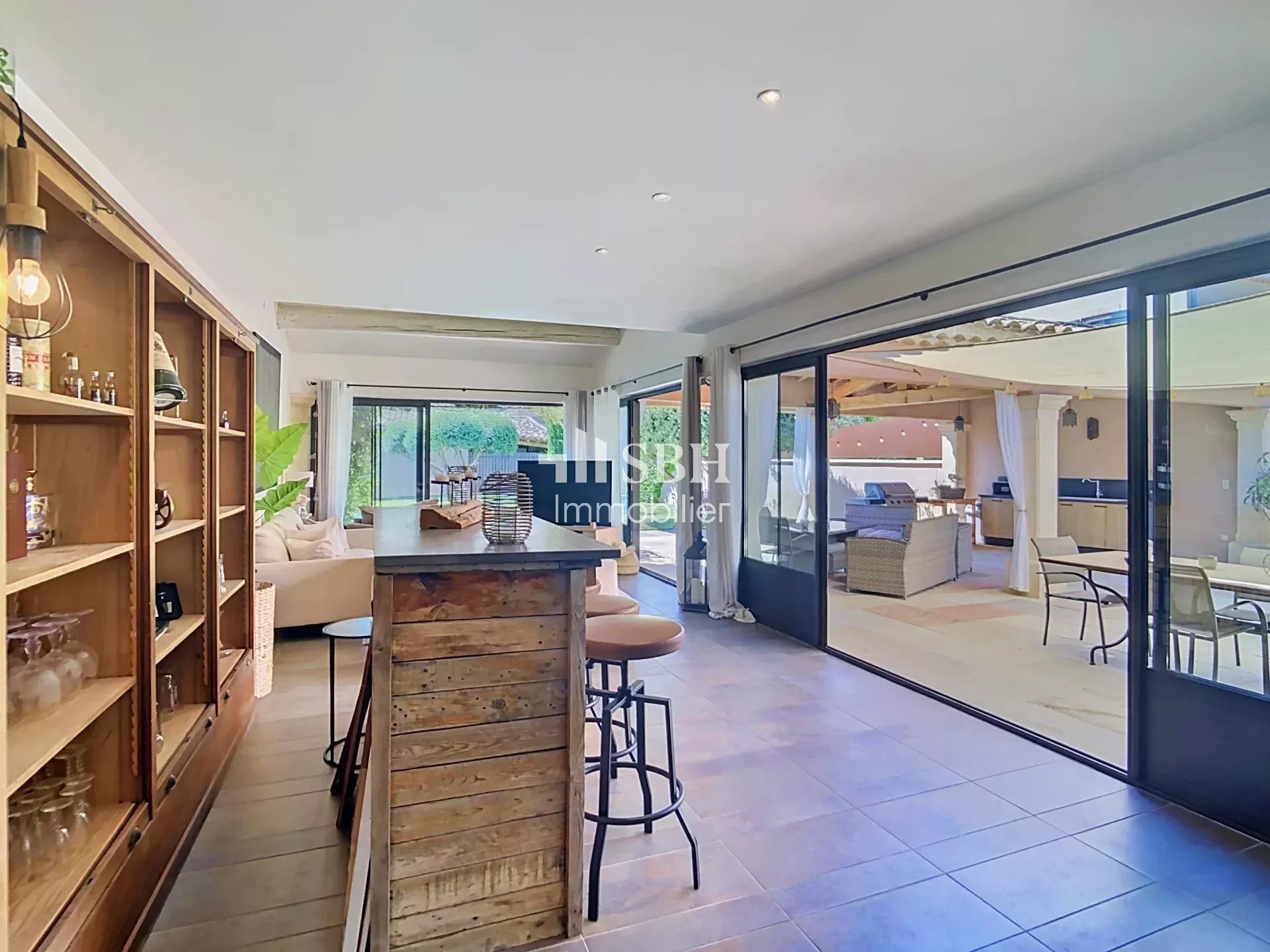 Élégante Propriété avec Piscine à Maubec - Vue Luberon