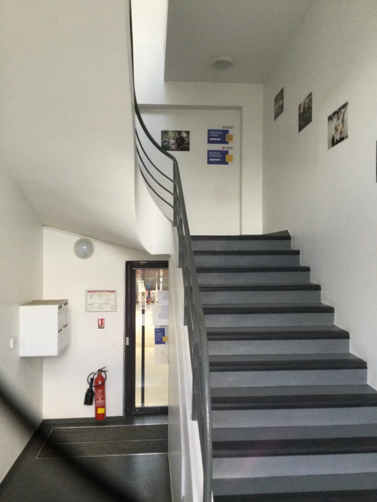 EXCLUSIVITÉ - IMMEUBLE 1 500 M² AVEC 6 PARKINGS