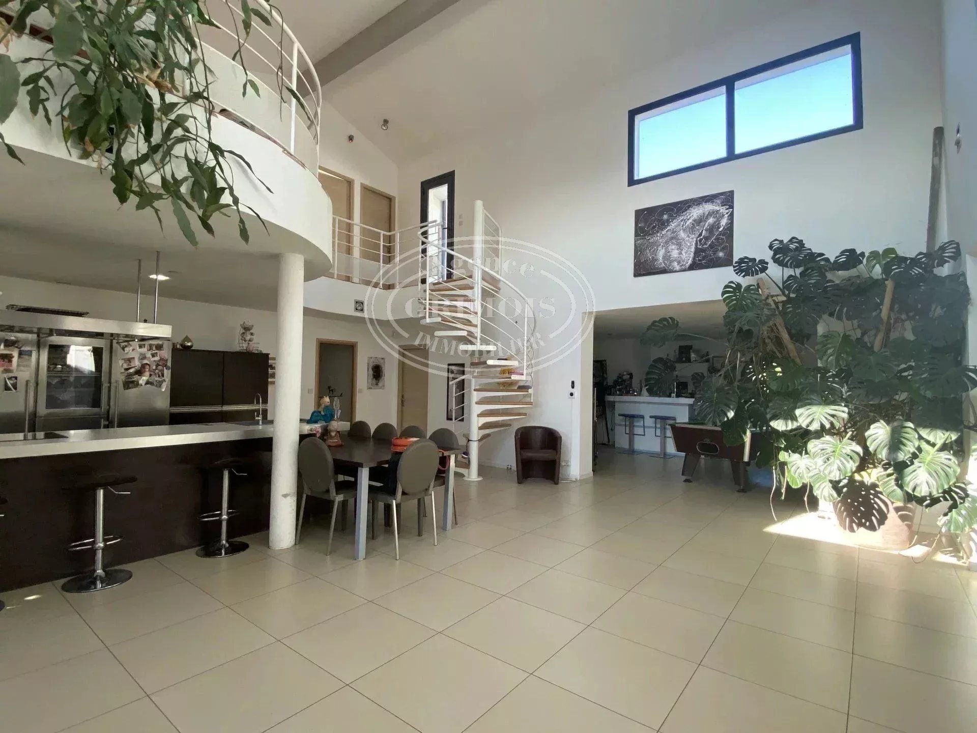 VILLA 7 PIECES 253M² AVEC PISCINE - CASTELGINEST 31780