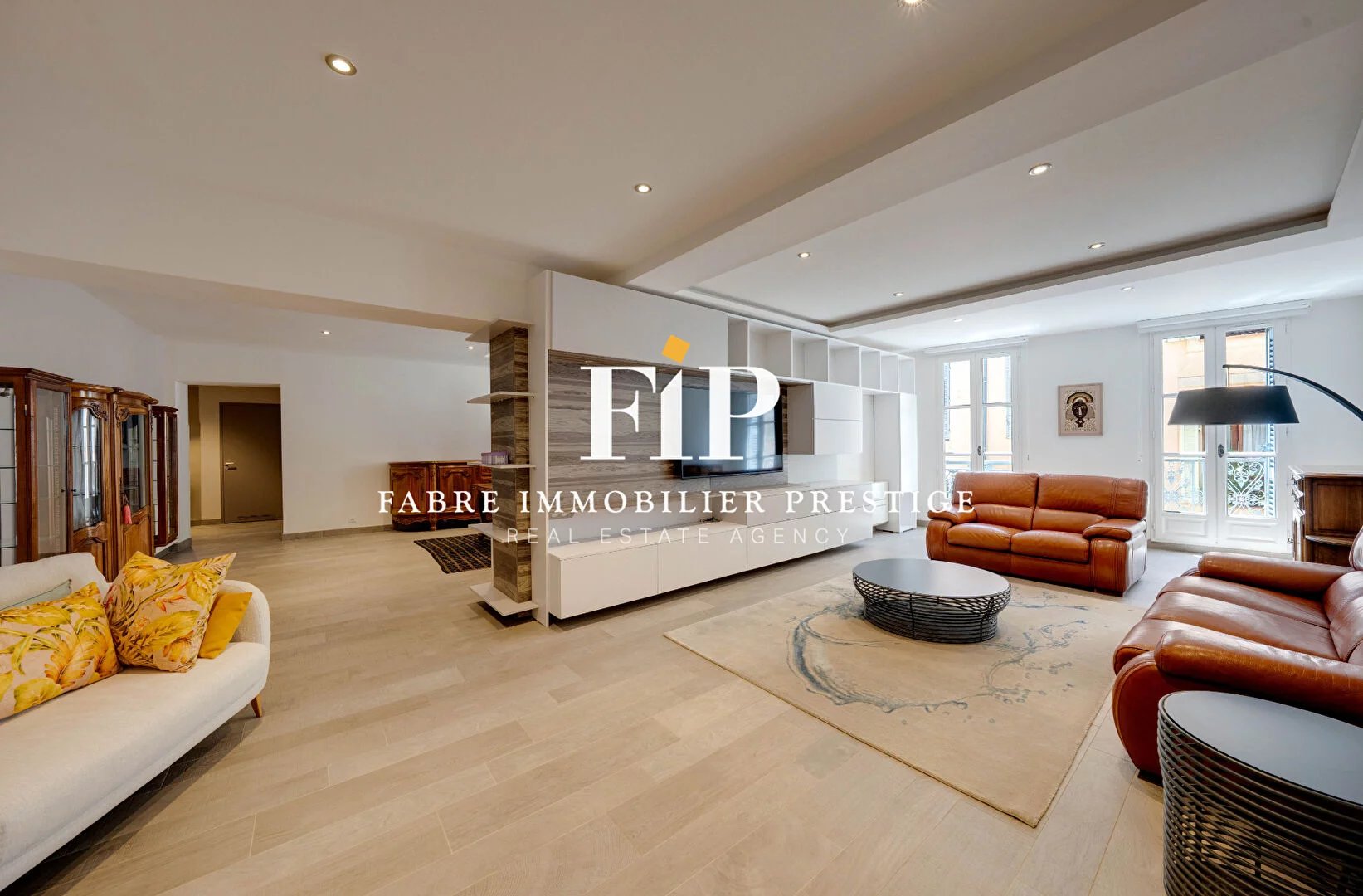 Centre historique d' Aix-en-Provence : Appartement de standing  de 223m2 avec ascenseur et parking souterrain.