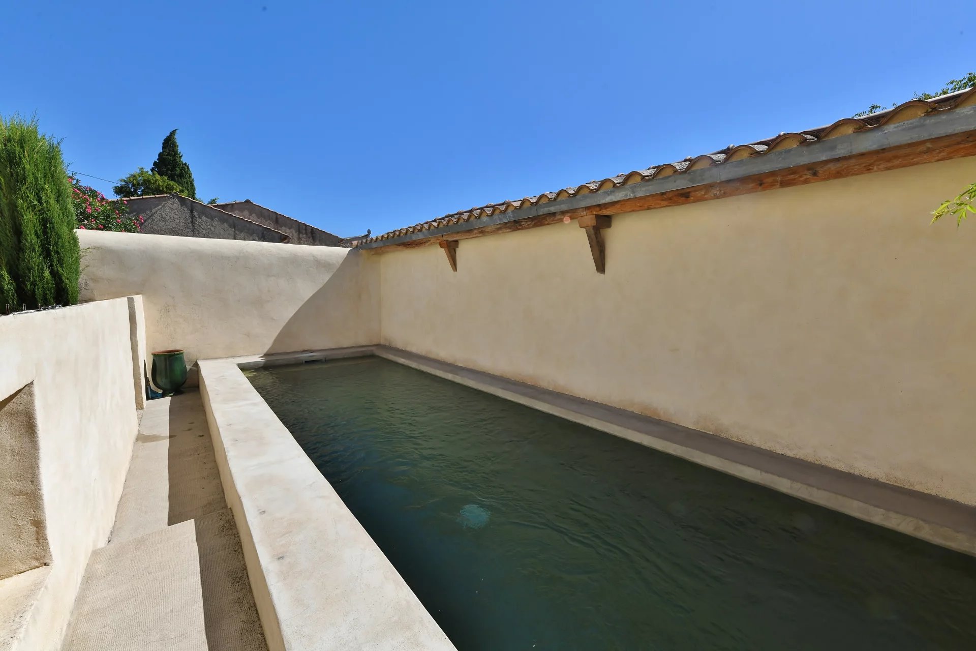 Maison de village avec jardin, bassin de nage et dépendance...